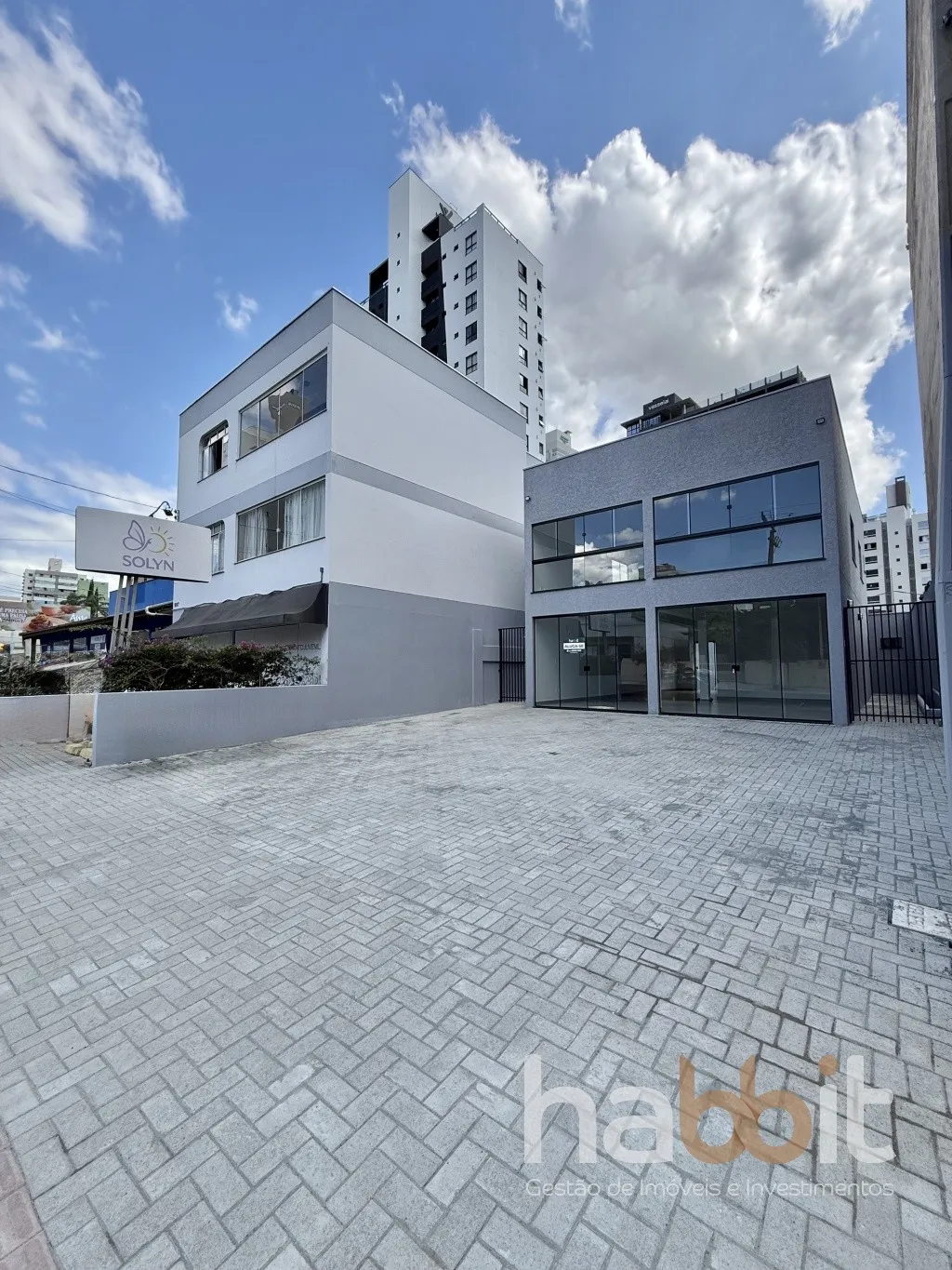 Prédio novo comercial contendo 162,50m de área privativa com 4 vagas de estacionamento de frente à rua Theodoro Holtrup na Vila Nova, fácil acesso, grande circulação de veículos e pedestres. — foto 3