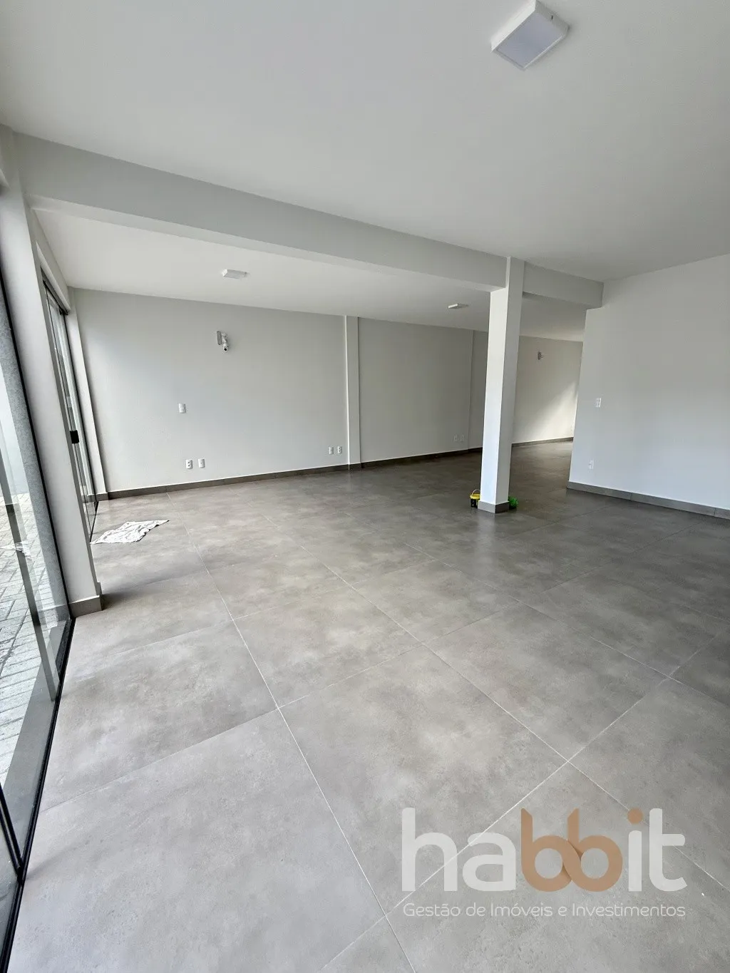 Prédio novo comercial contendo 162,50m de área privativa com 4 vagas de estacionamento de frente à rua Theodoro Holtrup na Vila Nova, fácil acesso, grande circulação de veículos e pedestres. — foto 7