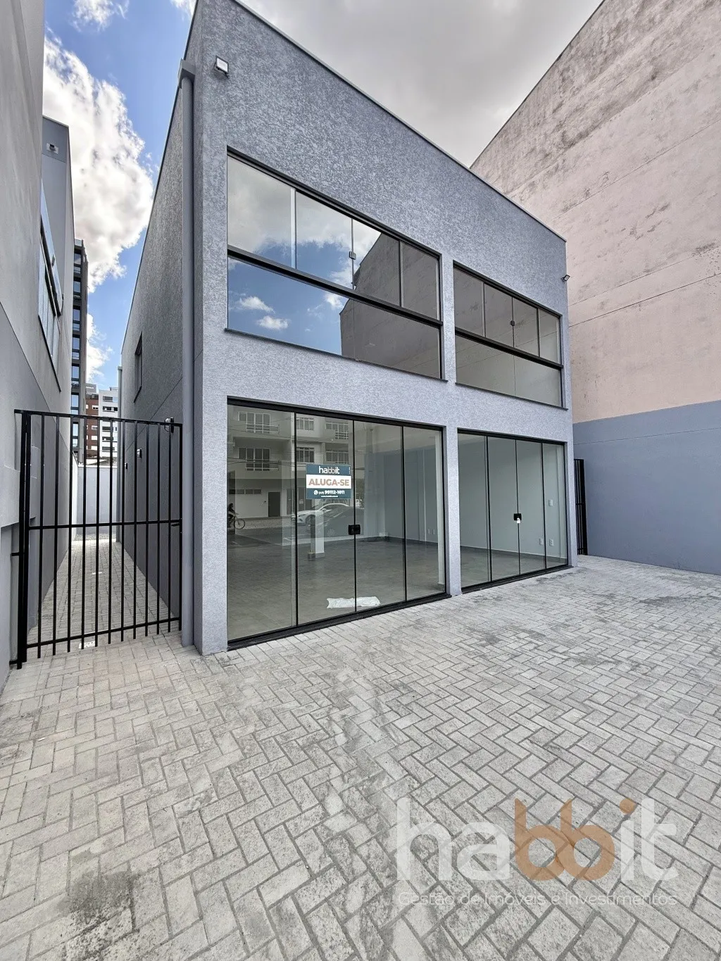 Loja comercial contendo 76m de área privativa + 44,5m de área externa/jardim no fundos e vagas de estacionamento de frente à rua Theodoro Holtrup na Vila Nova, fácil acesso, grande circulação de veículos e pedestres. - foto 1