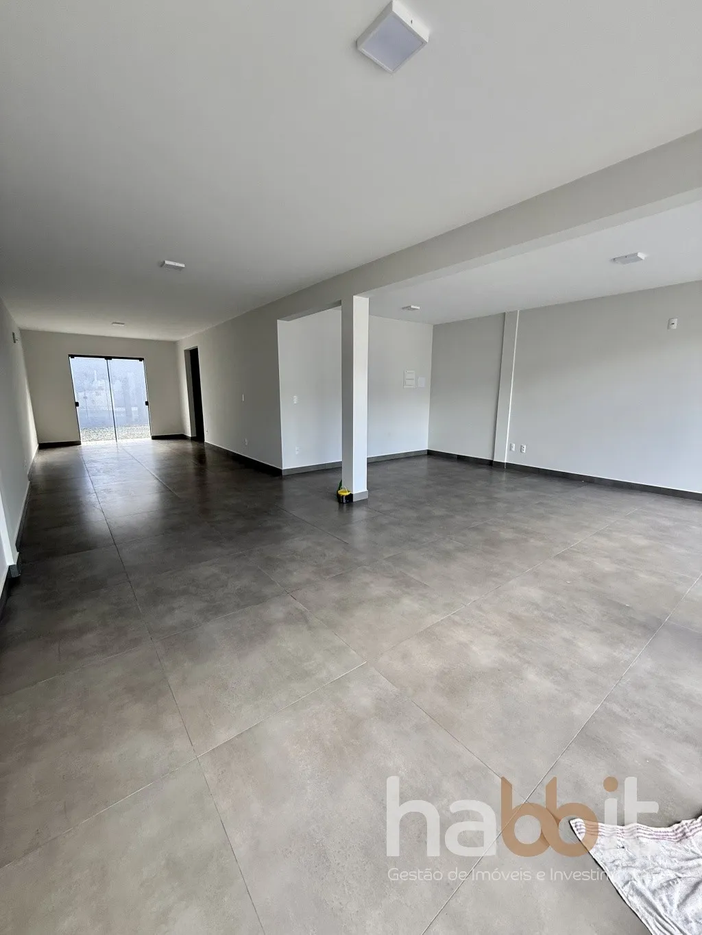 Loja comercial contendo 76m de área privativa + 44,5m de área externa/jardim no fundos e vagas de estacionamento de frente à rua Theodoro Holtrup na Vila Nova, fácil acesso, grande circulação de veículos e pedestres. — foto 6