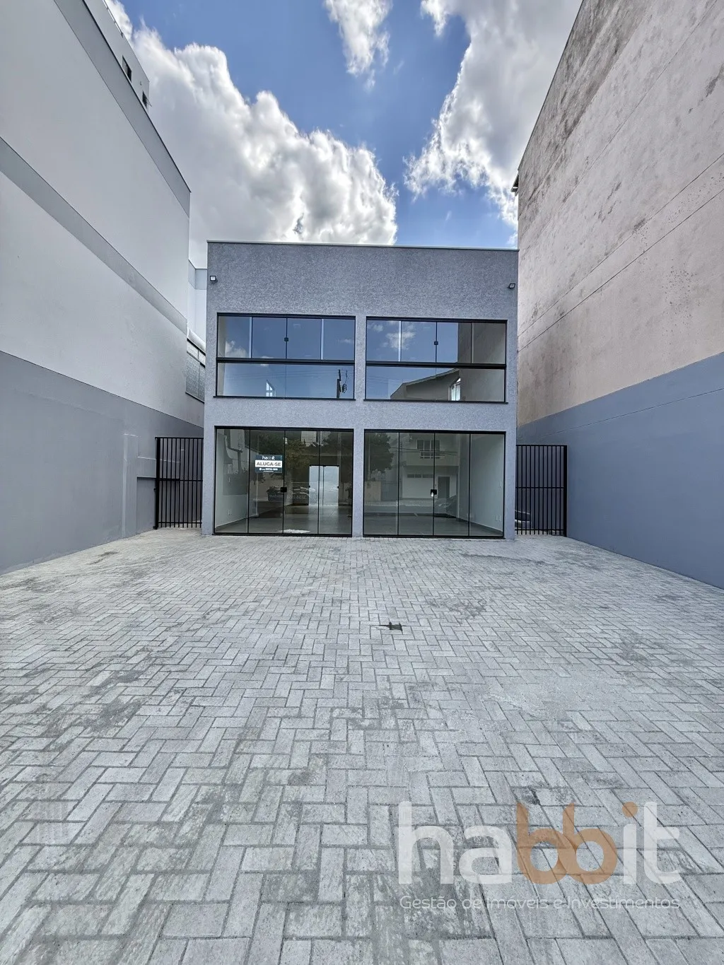 Sala comercial contendo 86,5m de área privativa com vagas de estacionamento de frente à rua Theodoro Holtrup na Vila Nova, fácil acesso, grande circulação de veículos e pedestres. - foto 1