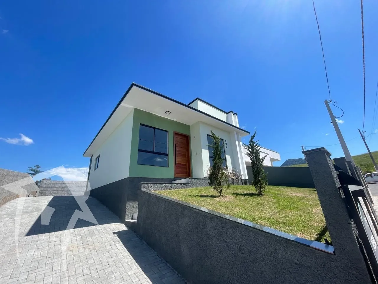Casa Nova com 03 dormitórios sendo 01 suíte, sala, cozinha, 02 banheiros. Murada e com ótimo espaço de terreno, com passagem na lateral para os fundos do terreno - foto 1