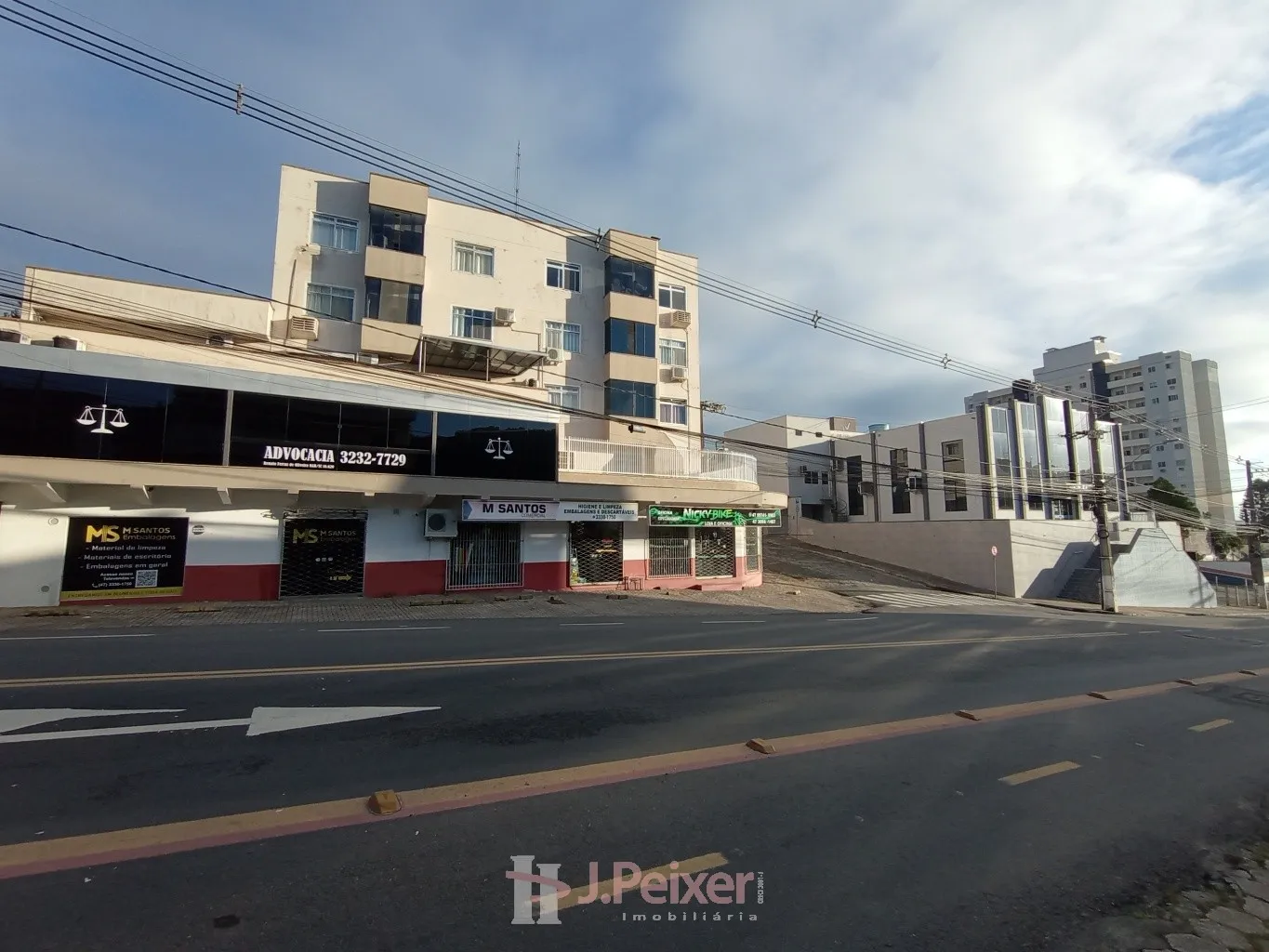 Amplo apartamento com 2 suítes semi-mobiliado Próximo a Cooper da Omino - foto 1