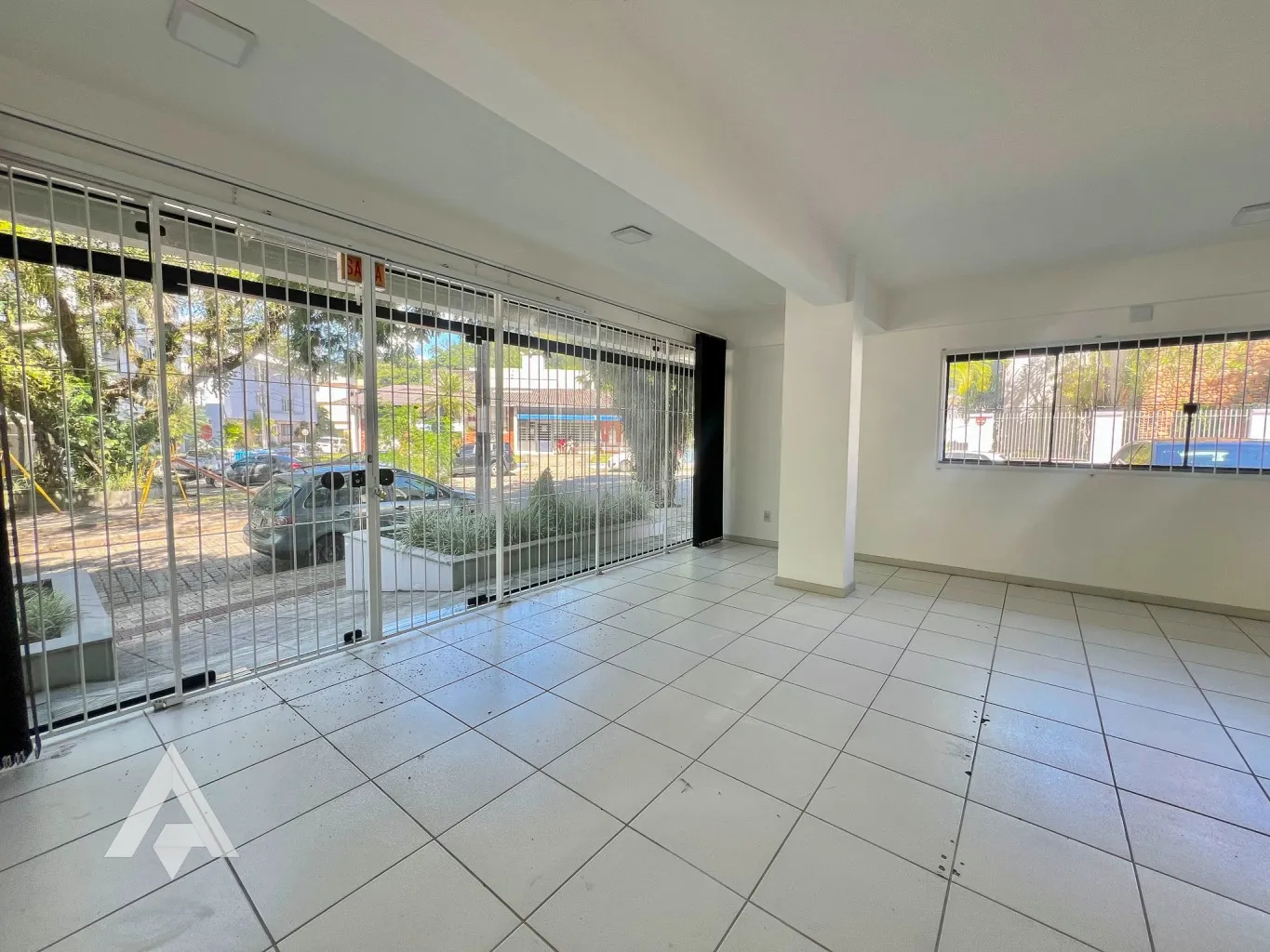 Sala Comercial com 73,57 m para locação, por R$ 2.000,00 - Bairro Ponta Aguda - Blumenau/SC - foto 1