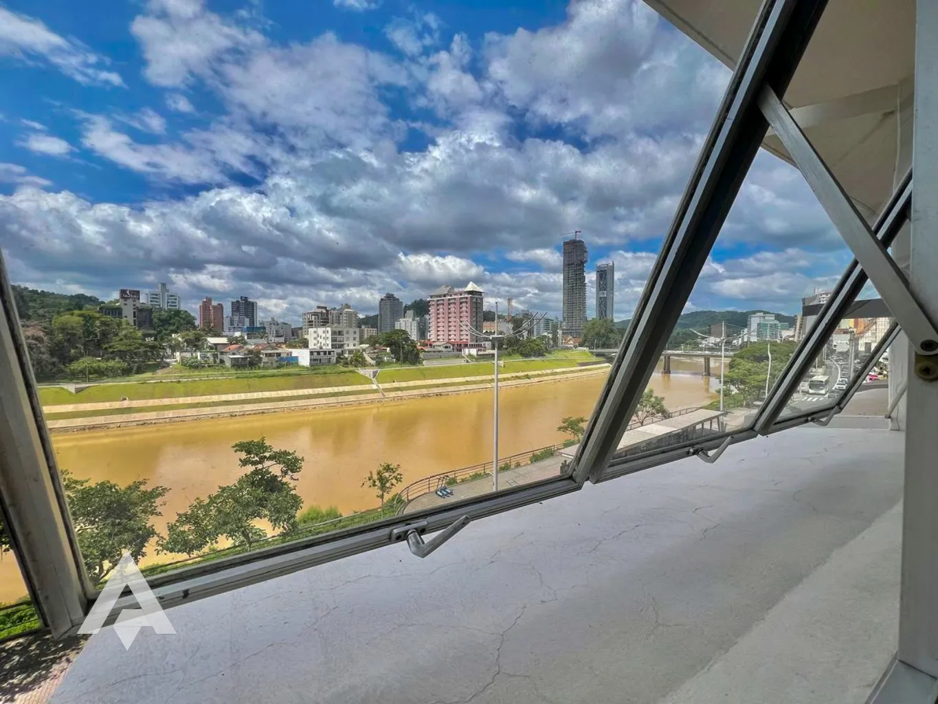 Sala comercial com 26m para locação por R$ 1.300,00 - Bairro Centro - Blumenau/SC - foto 1