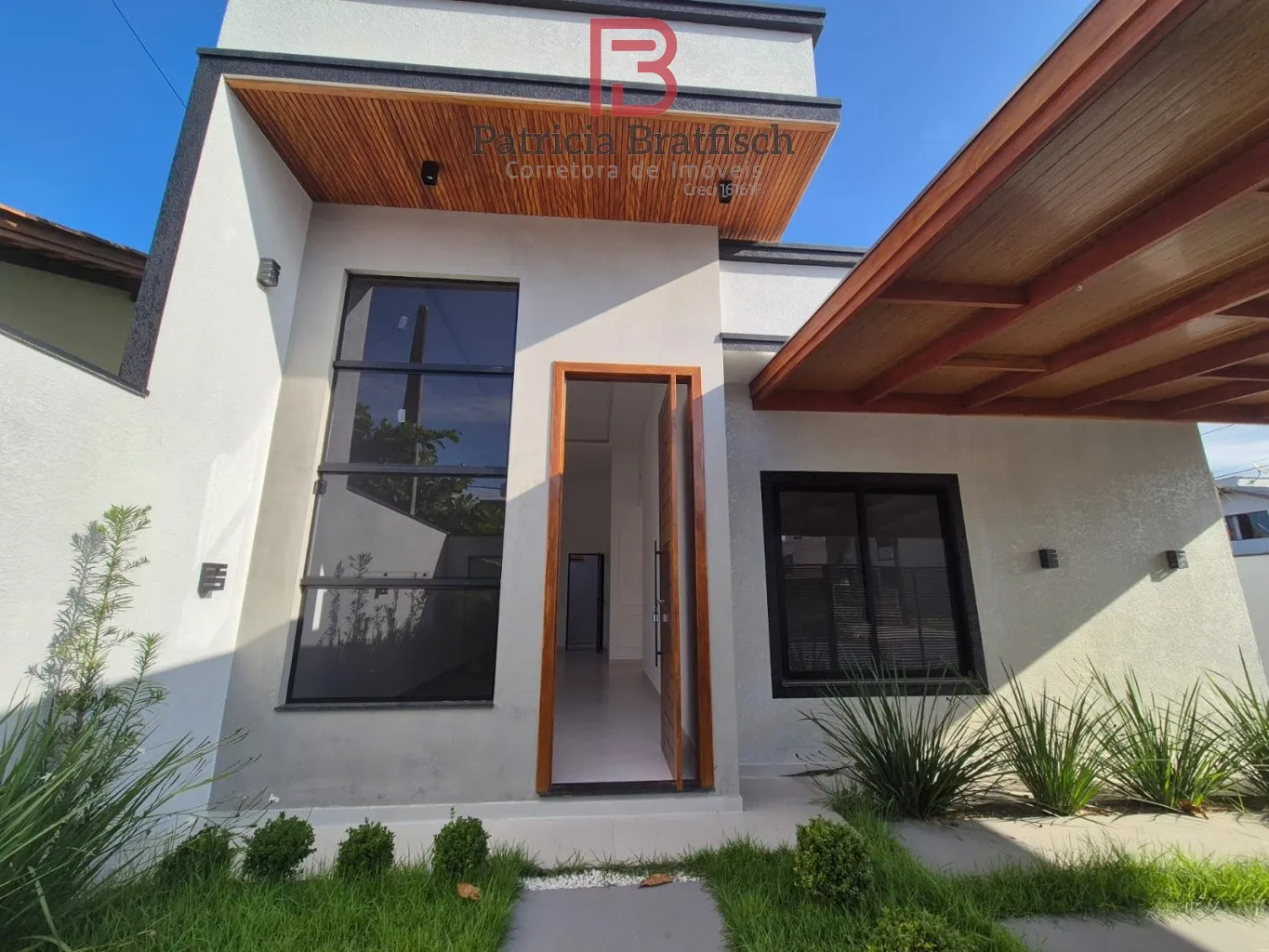 Casa com fino acabamento e bela arquitetura. Com 03 dormitórios, sendo 01 suíte. 02 vagas garagem e área de festas. - foto 1