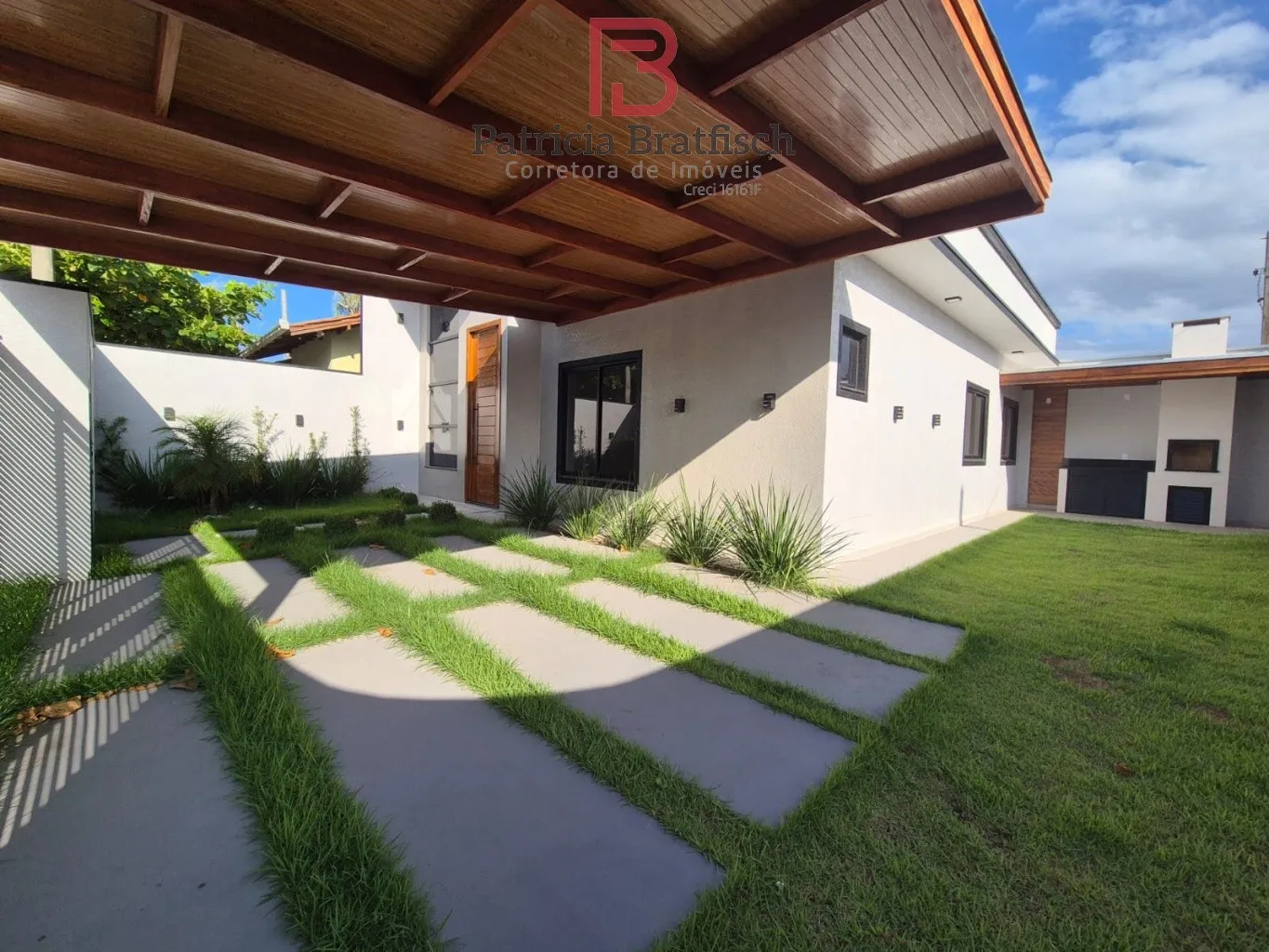 Casa com fino acabamento e bela arquitetura. Com 03 dormitórios, sendo 01 suíte. 02 vagas garagem e área de festas. — foto 2