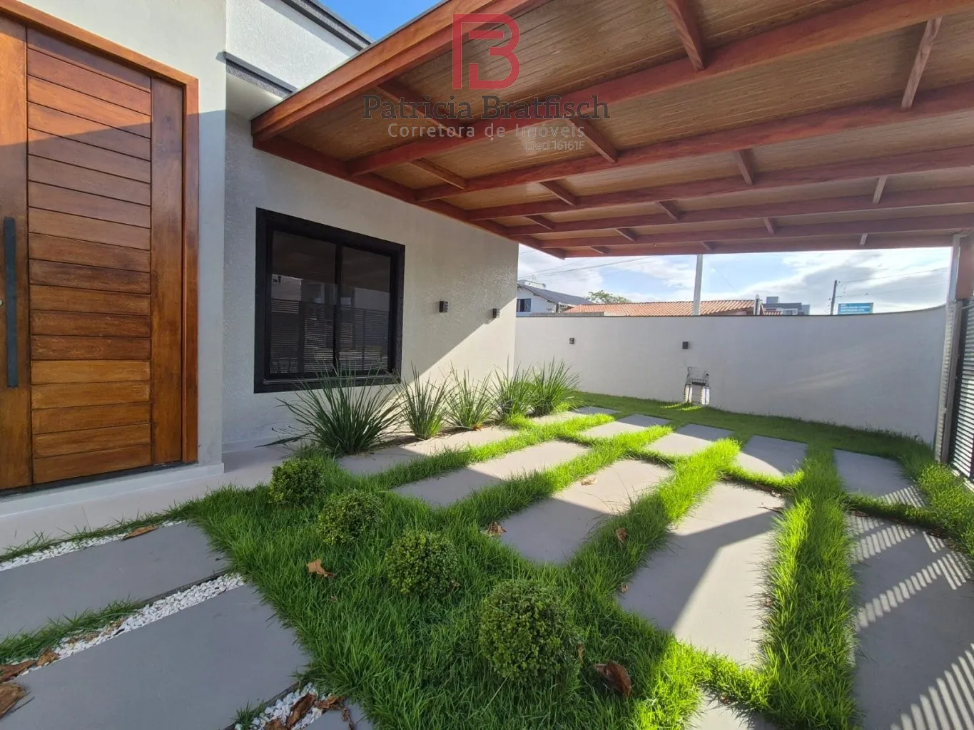 Casa com fino acabamento e bela arquitetura. Com 03 dormitórios, sendo 01 suíte. 02 vagas garagem e área de festas. — foto 3