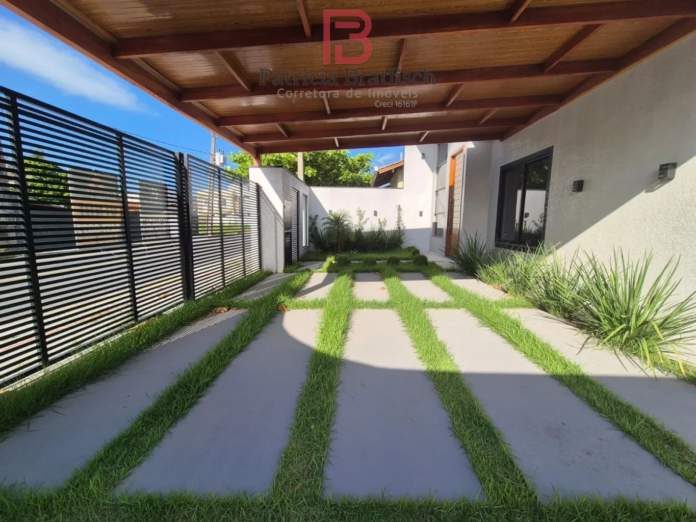 Casa com fino acabamento e bela arquitetura. Com 03 dormitórios, sendo 01 suíte. 02 vagas garagem e área de festas. — foto 4