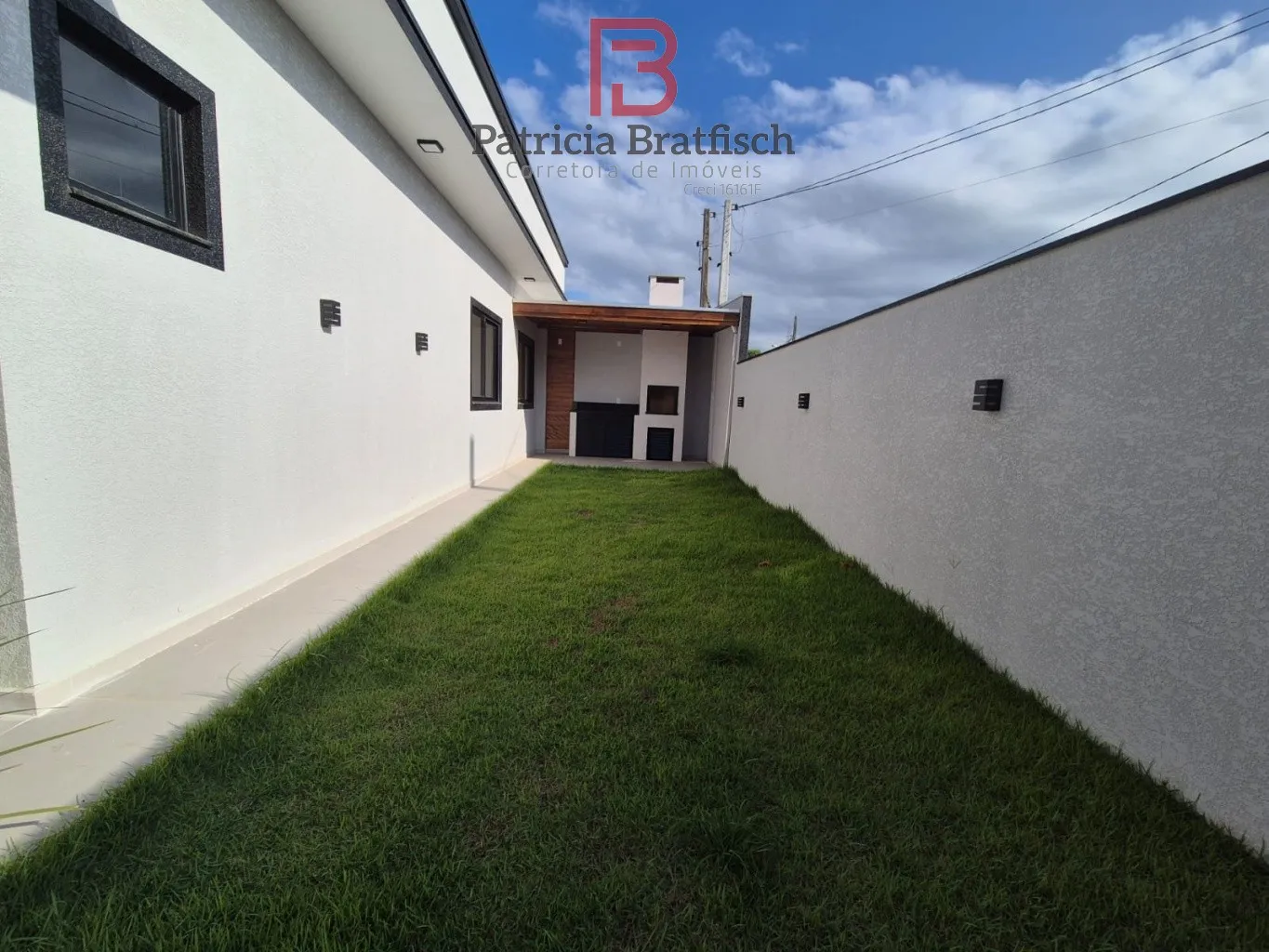 Casa com fino acabamento e bela arquitetura. Com 03 dormitórios, sendo 01 suíte. 02 vagas garagem e área de festas. — foto 5