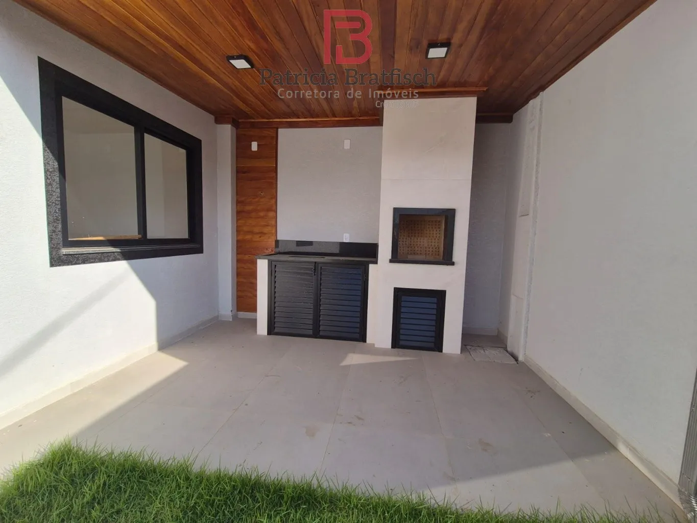 Casa com fino acabamento e bela arquitetura. Com 03 dormitórios, sendo 01 suíte. 02 vagas garagem e área de festas. — foto 6