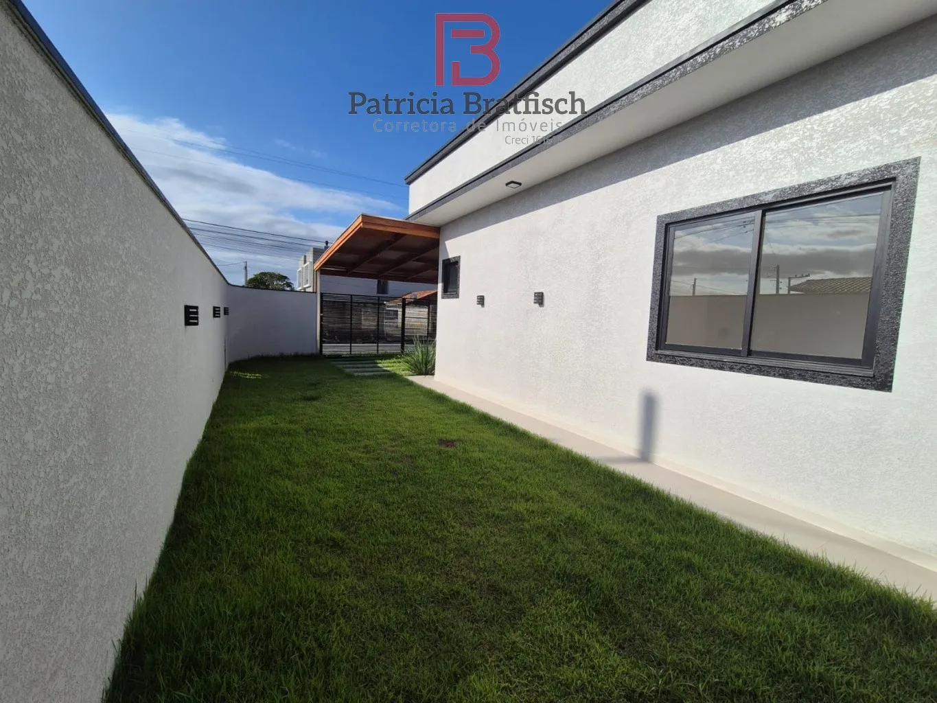 Casa com fino acabamento e bela arquitetura. Com 03 dormitórios, sendo 01 suíte. 02 vagas garagem e área de festas. — foto 7