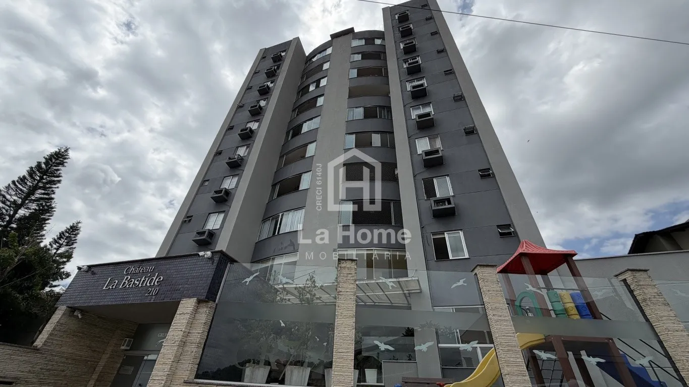 Apartamento com 03 dormitórios sendo 01 suíte, sacada fechada com churrasqueira e 02 vagas de garagem à venda em Blumenau, Bairro Água Verde - foto 1