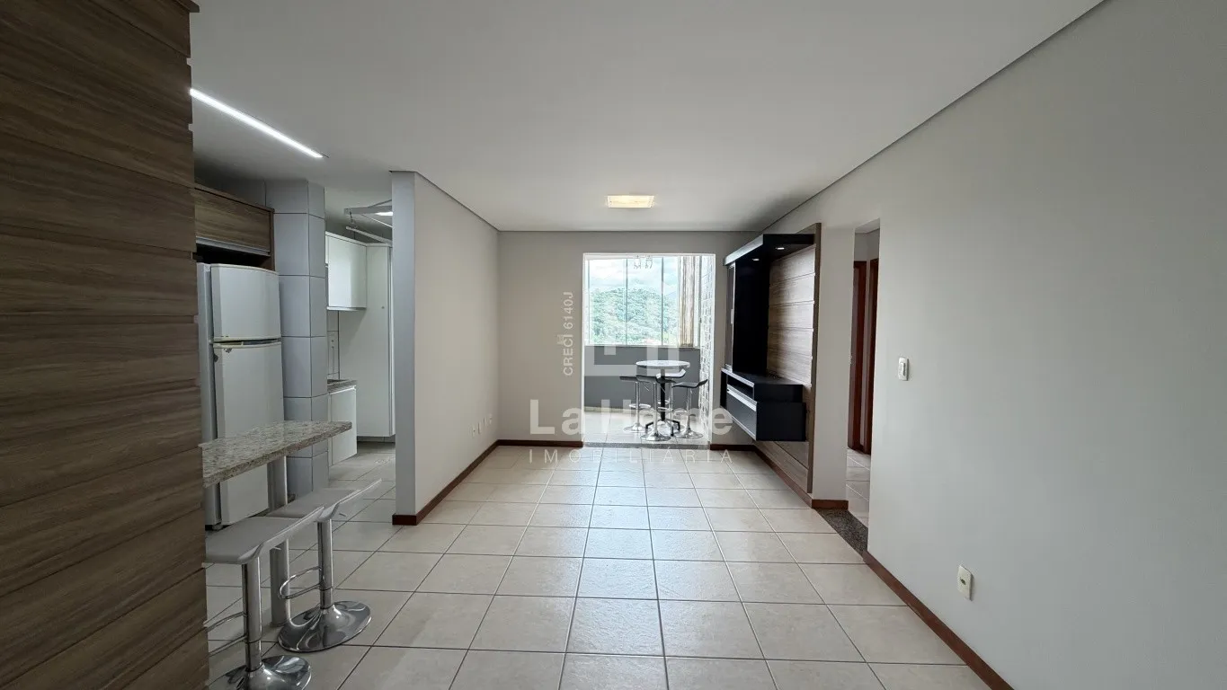 Apartamento com 03 dormitórios sendo 01 suíte, sacada fechada com churrasqueira e 02 vagas de garagem à venda em Blumenau, Bairro Água Verde — foto 2