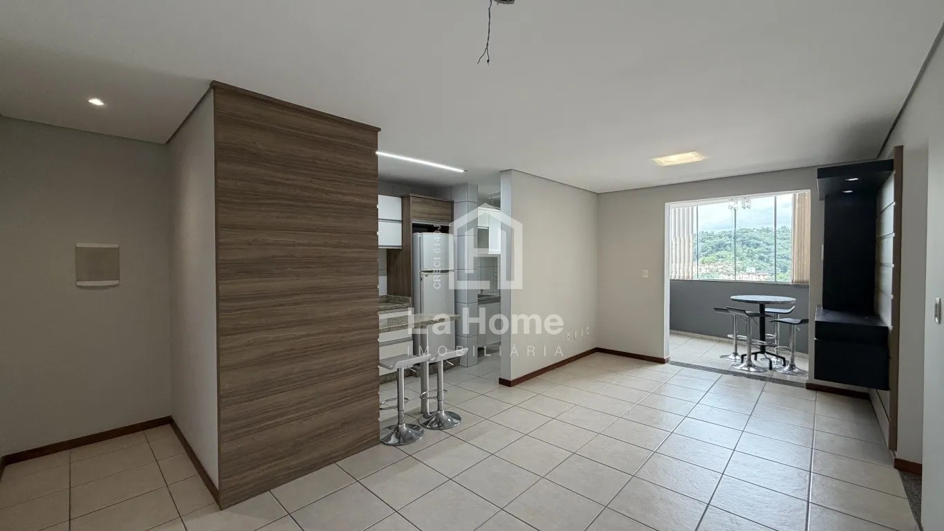 Apartamento com 03 dormitórios sendo 01 suíte, sacada fechada com churrasqueira e 02 vagas de garagem à venda em Blumenau, Bairro Água Verde — foto 3