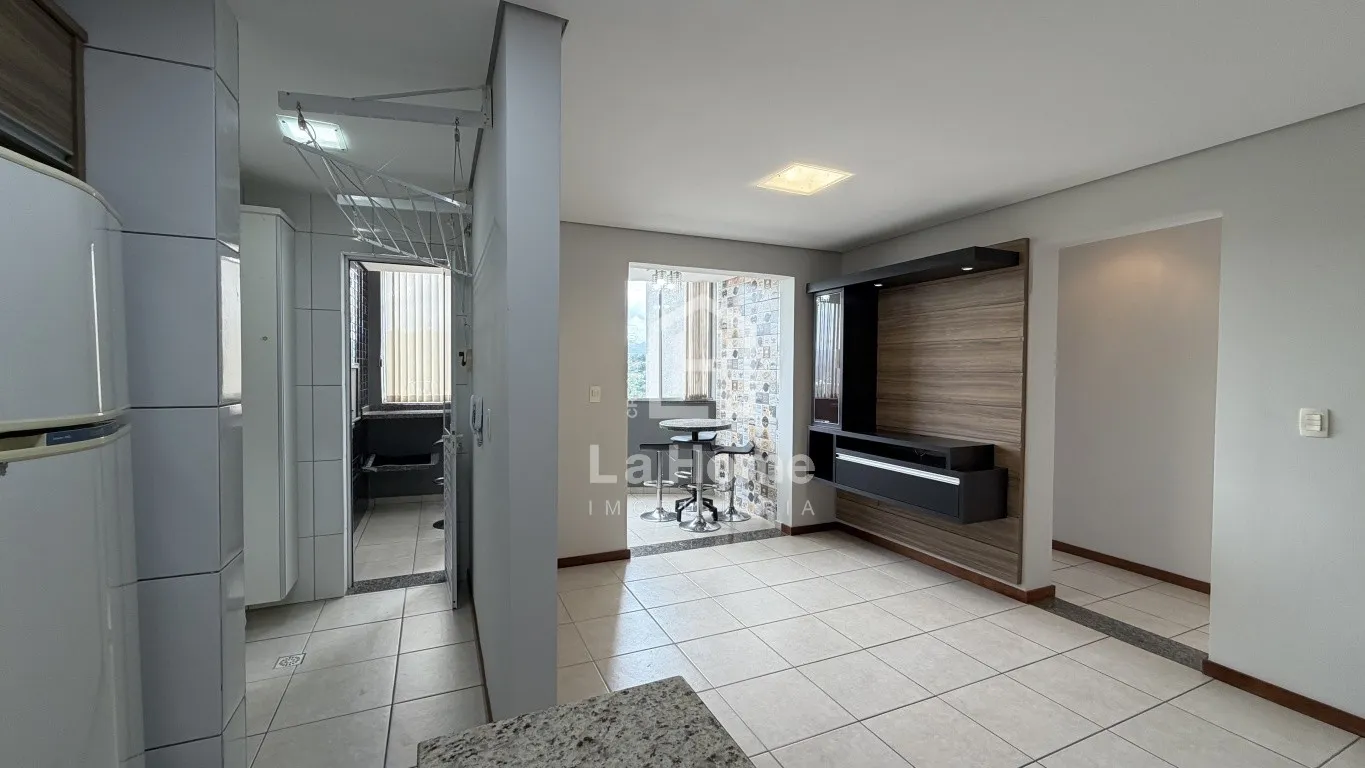 Apartamento com 03 dormitórios sendo 01 suíte, sacada fechada com churrasqueira e 02 vagas de garagem à venda em Blumenau, Bairro Água Verde — foto 4