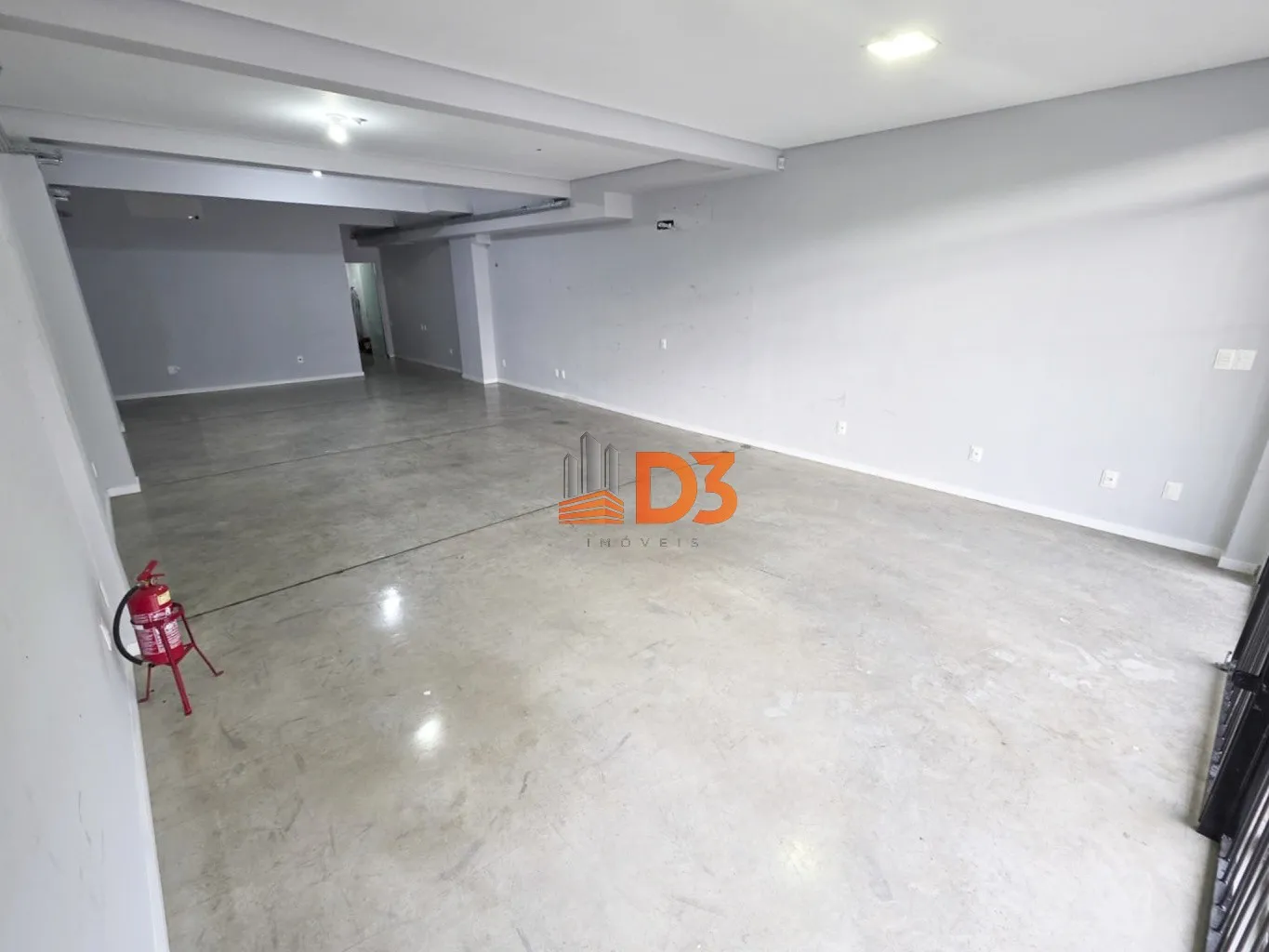 Sala Comercial Ampla em Localização Privilegiada - Água Verde — foto 2