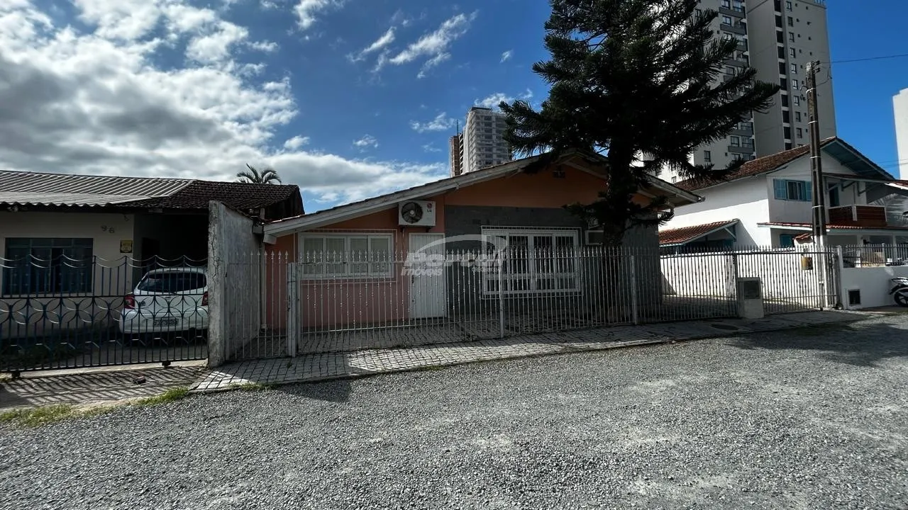 Bela casa no Centro de Balneário Piçarras. - foto 1