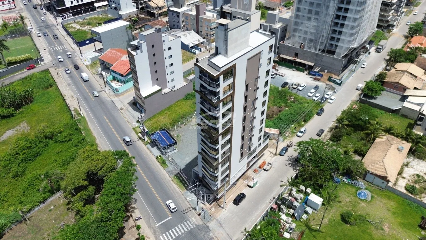 Decorado com 3 suítes e 2 vagas de garagem a 100m do mar, no Itacolomi em Balneário Piçarras SC! (Cód. 23215) — foto 2