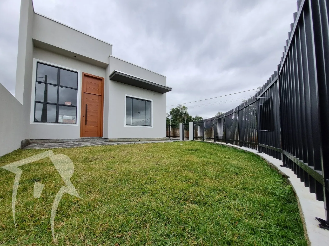 Linda casa pé direito alto 3 dormitórios.Conforto, segurança e localização ideal para sua família! - foto 1