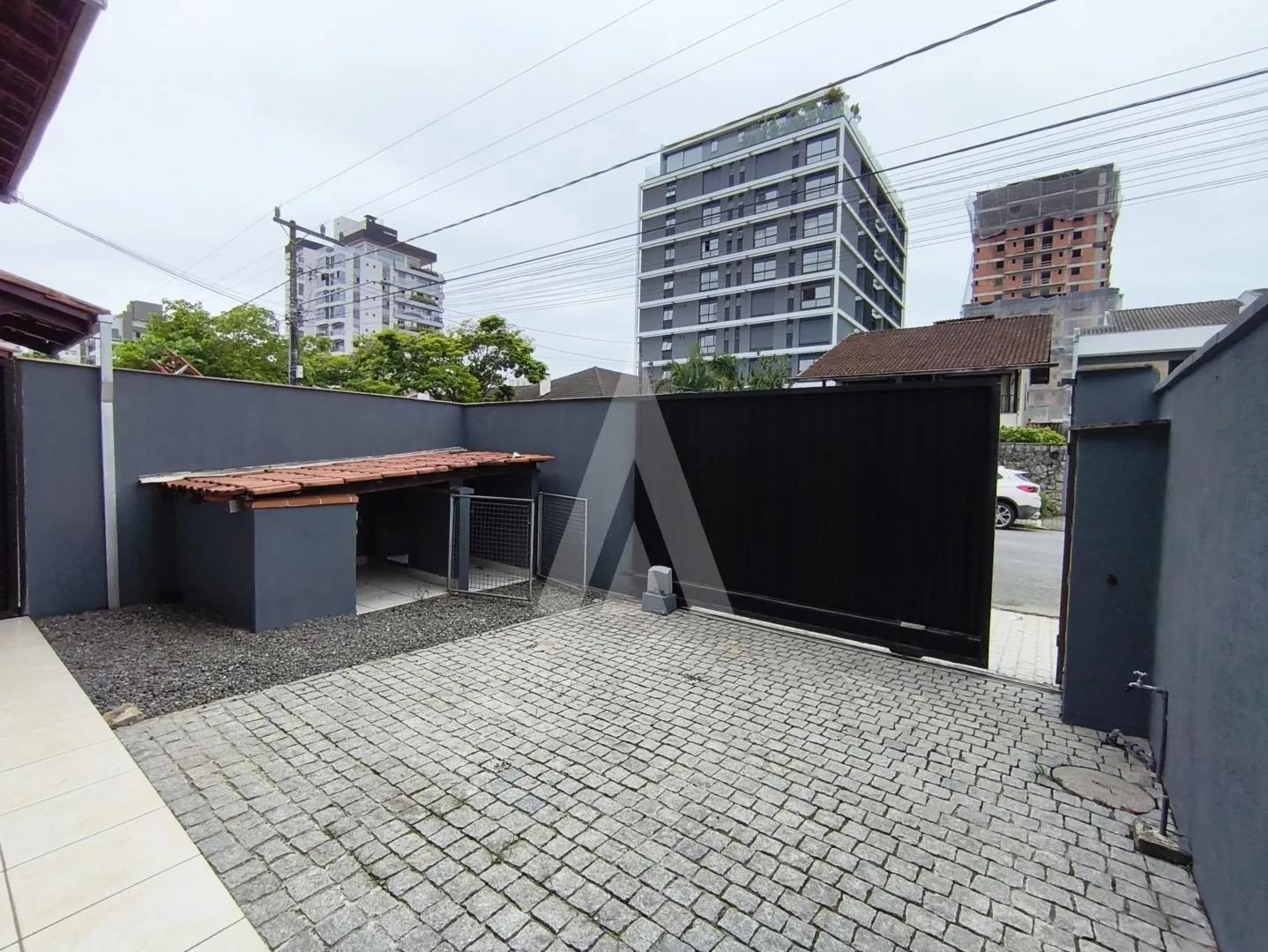 CASA NO SANTO ANTÔNIO COM CHURRASQUEIRA NO FUNDO E CONTA COM 02 QUARTOS — foto 3
