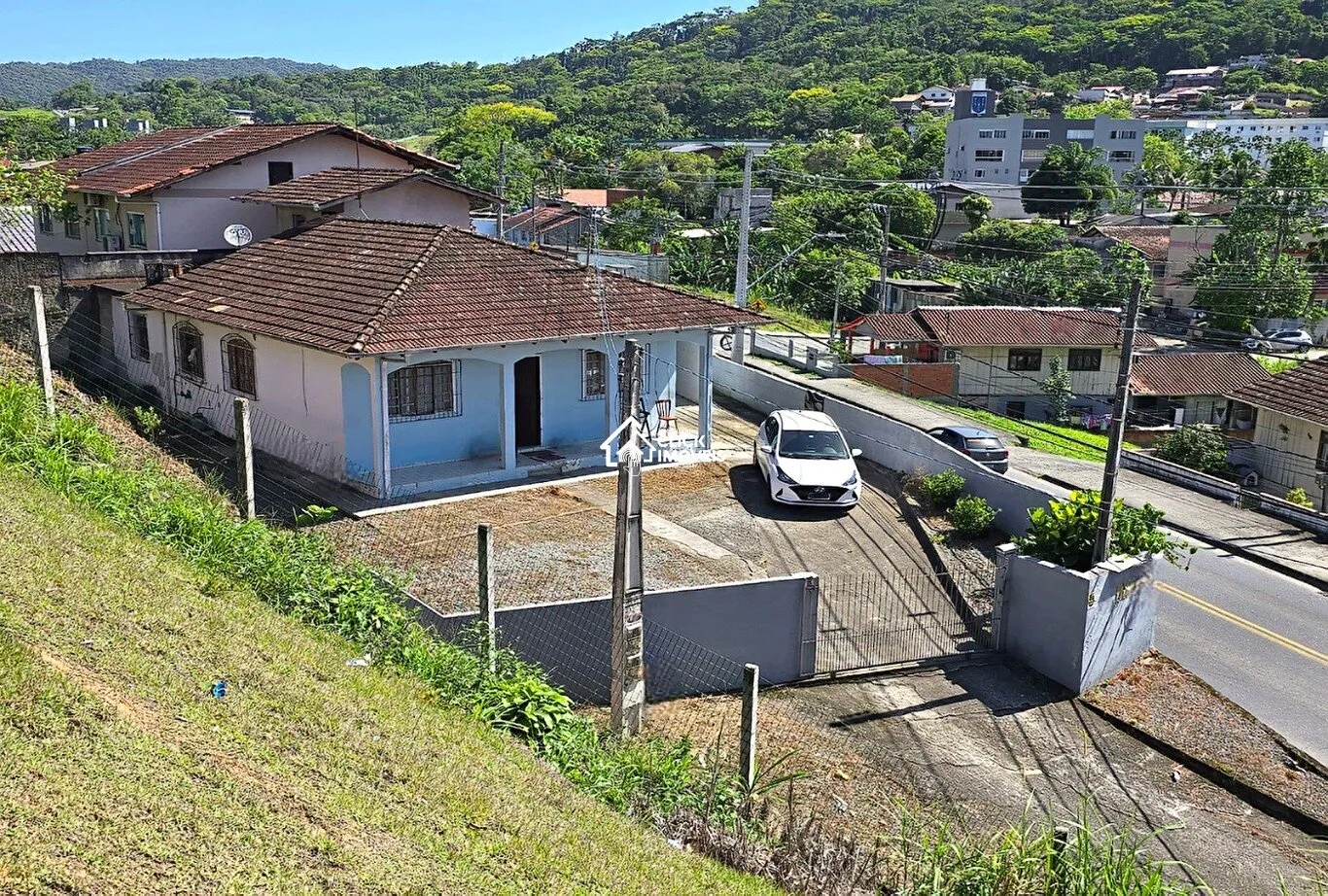 Casa com 3 dormitórios à venda no bairro Água Verde em Blumenau/SC - foto 1