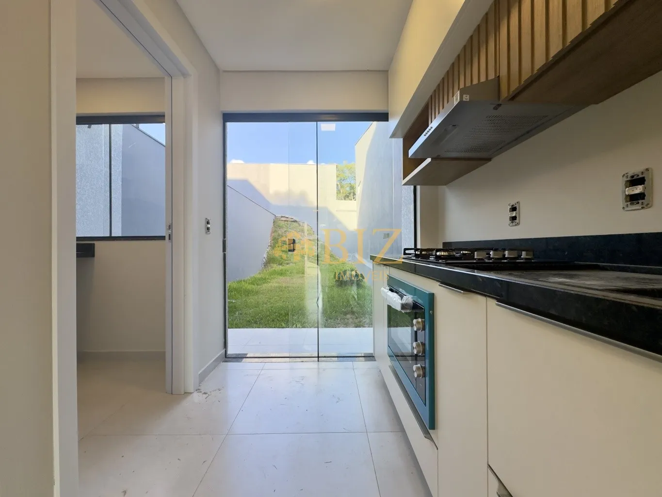 Excelente sobrado mobiliado, de alto padrão com 92m de área privativa com 2 suítes, no Bairro Escola Agrícola! - foto 1