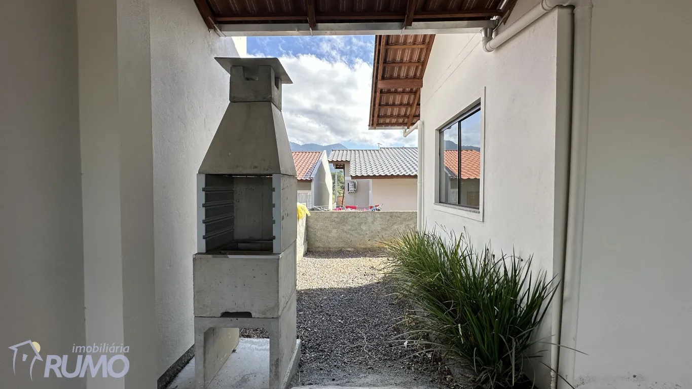 Casa com 02 dormitórios e garagem coberta no loteamento Caminho das Areias! — foto 3