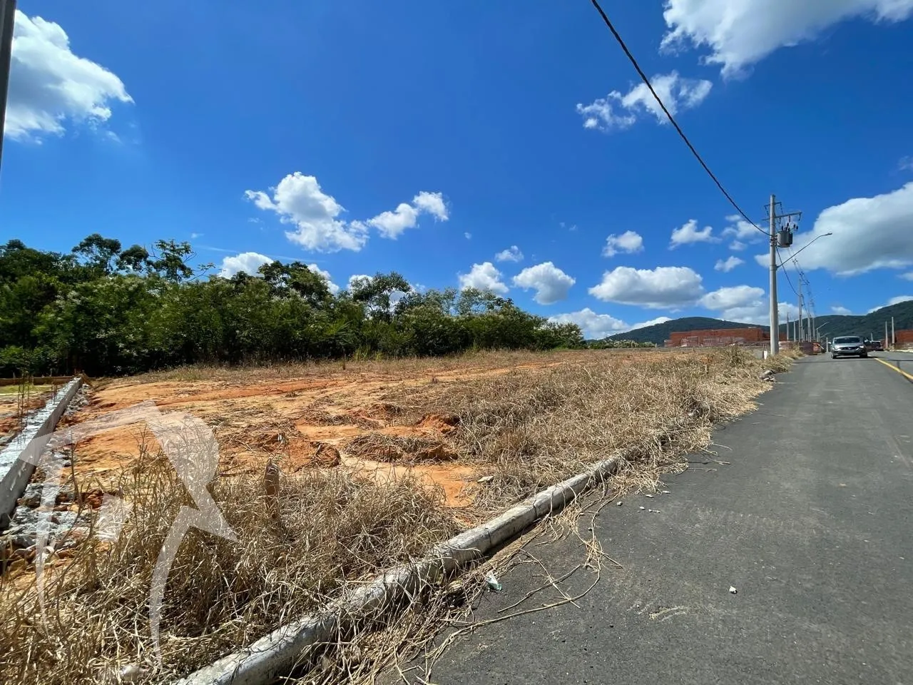 Lote pronto para construir em bairro com alto índice de desenvolvimento terreno com 15m de Frente - foto 1