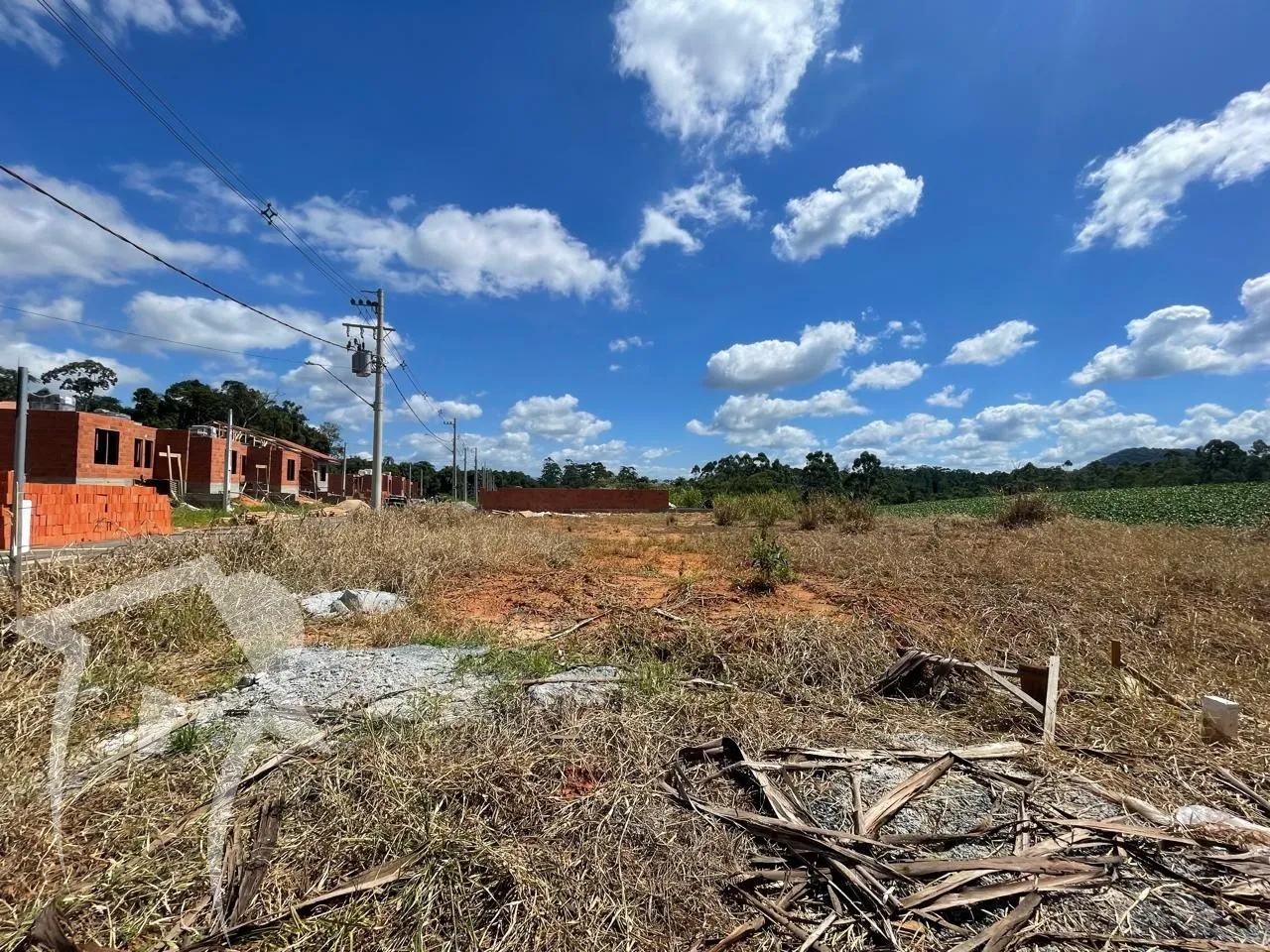 Lote pronto para construir em bairro com Alto índice de desenvolvimento. Lote de esquina ideal para três casas - foto 1