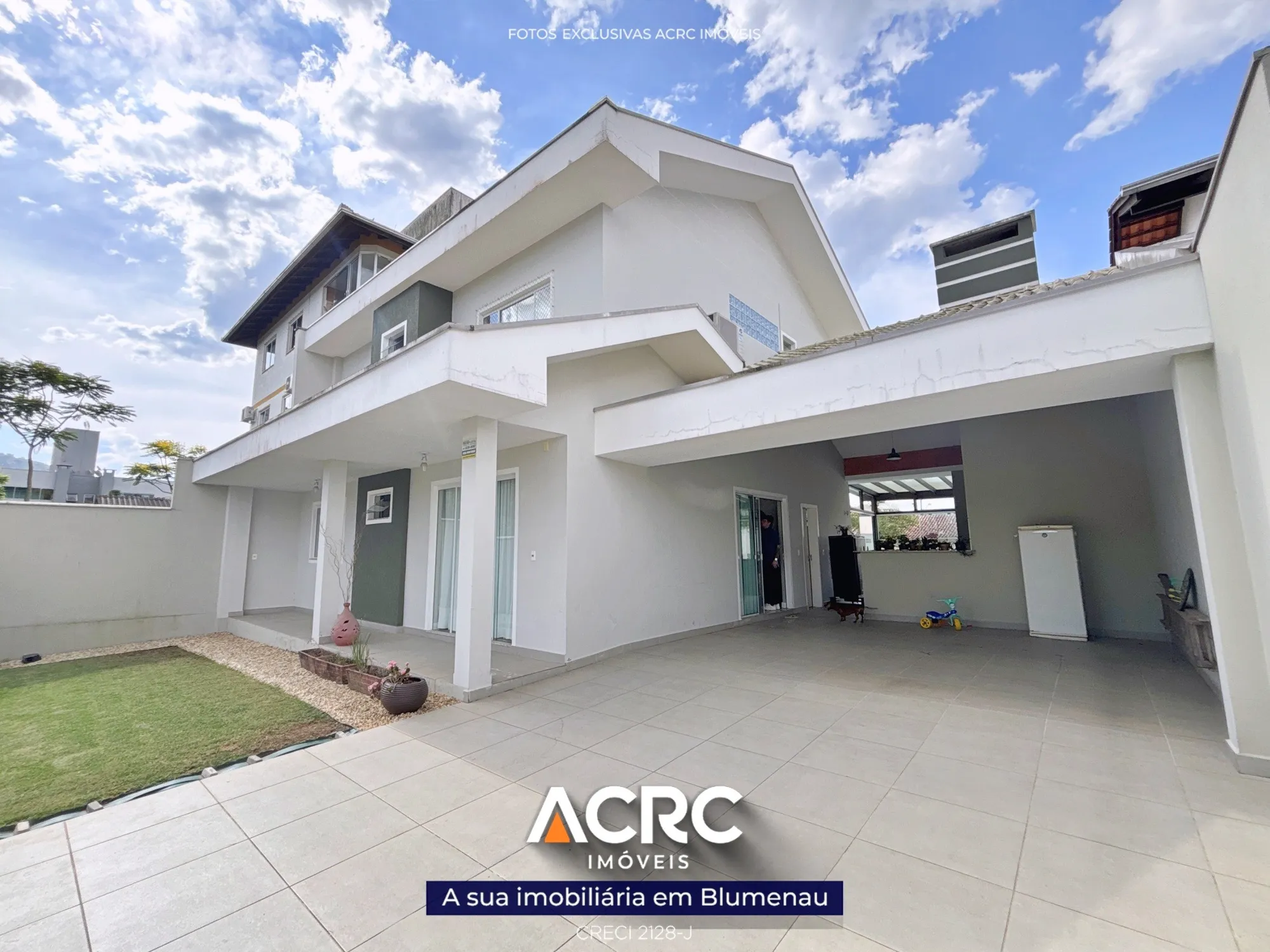 ACRC Imóveis - CA03544 - Casa com um belíssimo jardim a Venda no Bairro Água Verde em Blumenau — foto 2