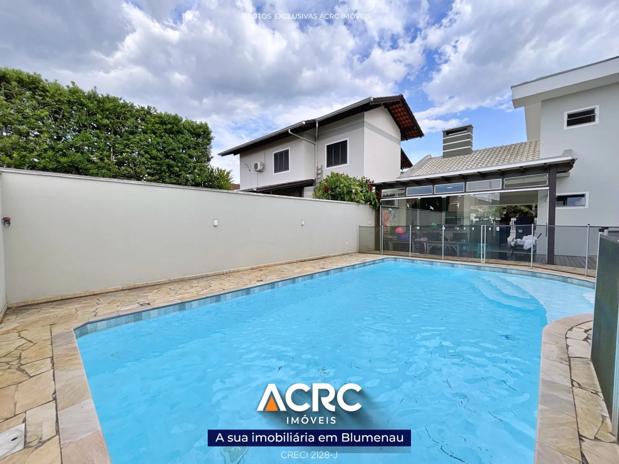 ACRC Imóveis - CA03544 - Casa com um belíssimo jardim a Venda no Bairro Água Verde em Blumenau — foto 4
