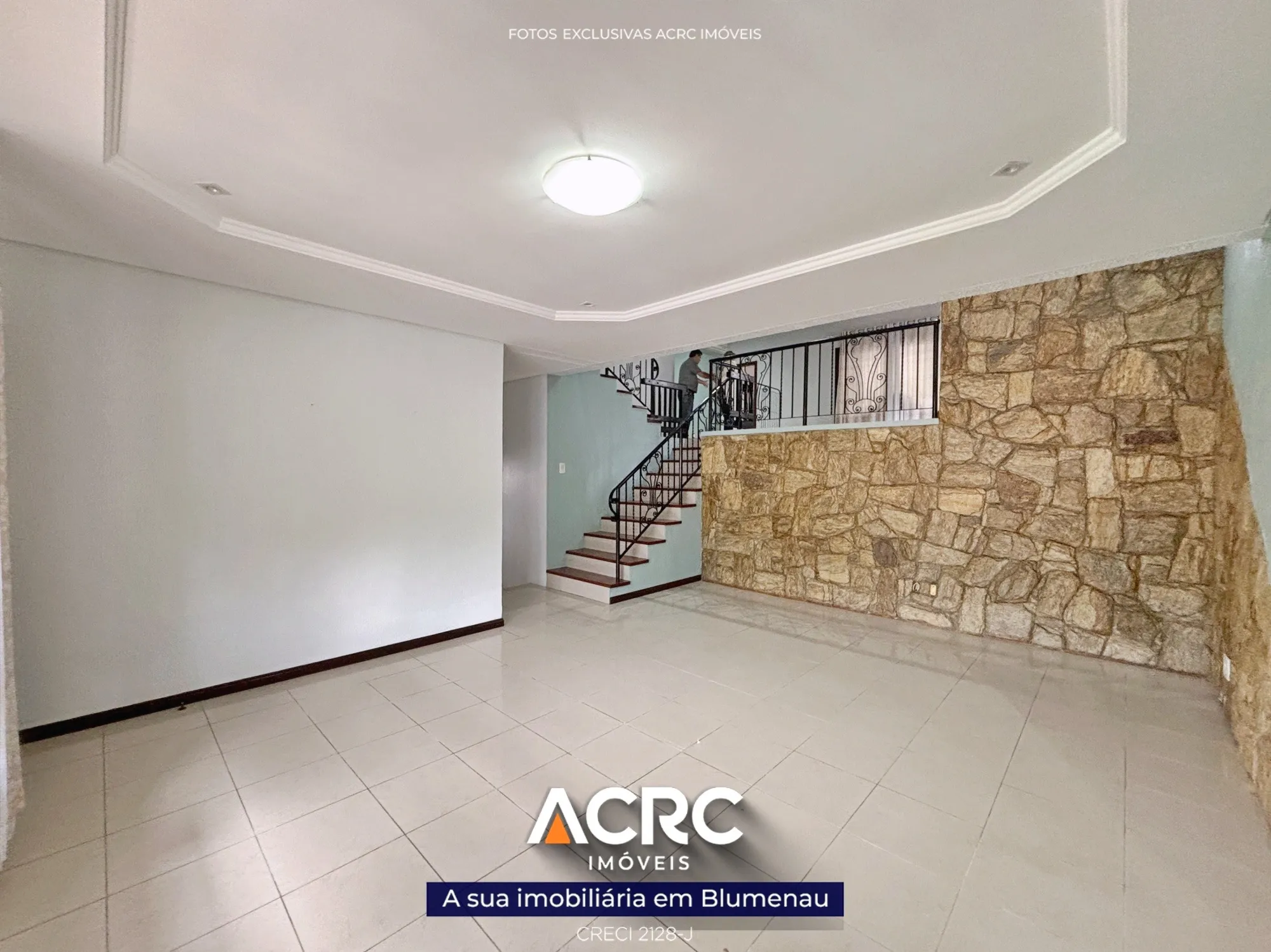 ACRC Imóveis - CA03531 - Casa de alto padrão com piscina a Venda no Bairro Valparaíso em Blumenau — foto 5