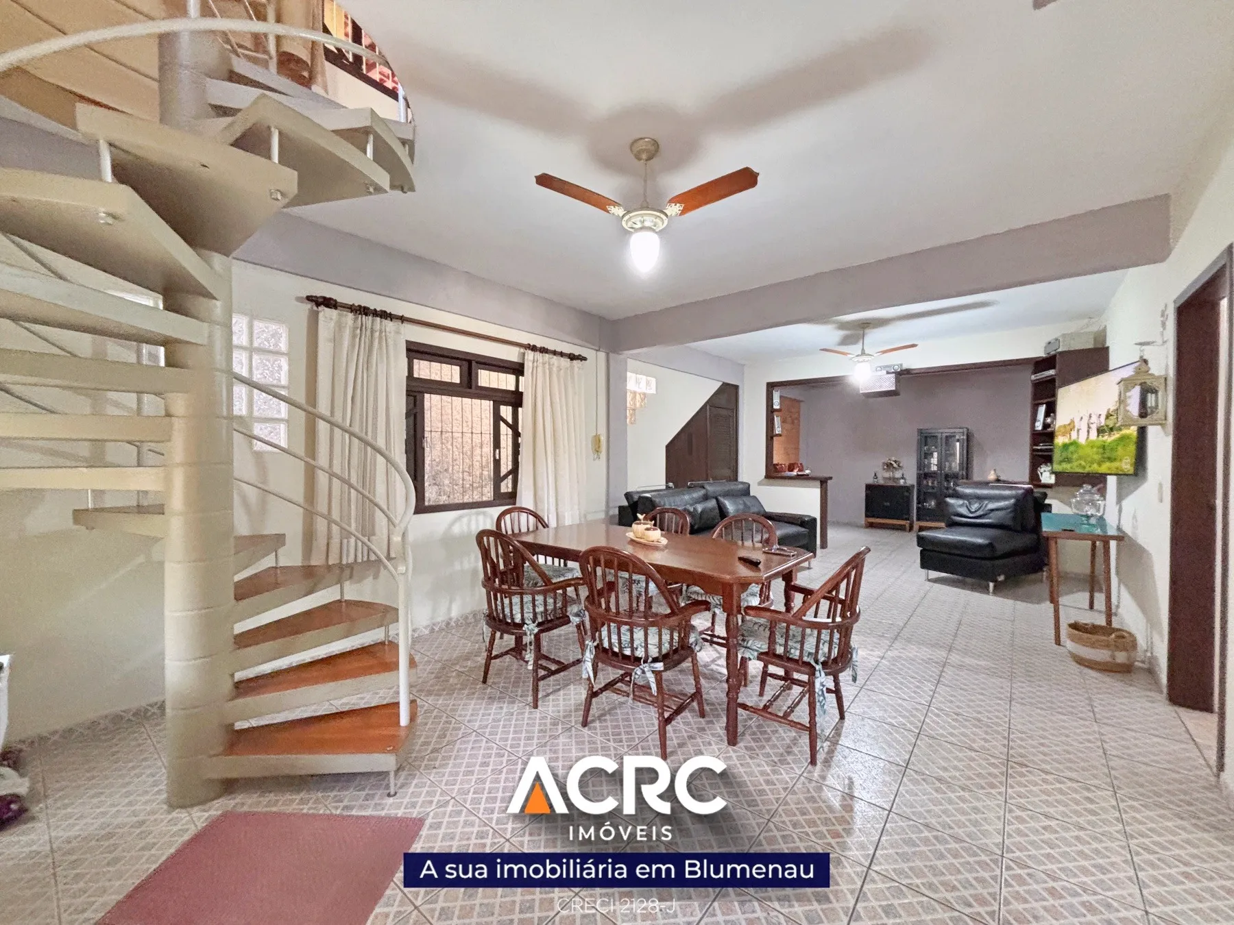 ACRC Imóveis - CA03522 - Casa de 03 andares a Venda no Bairro Água Verde em Blumenau. — foto 7