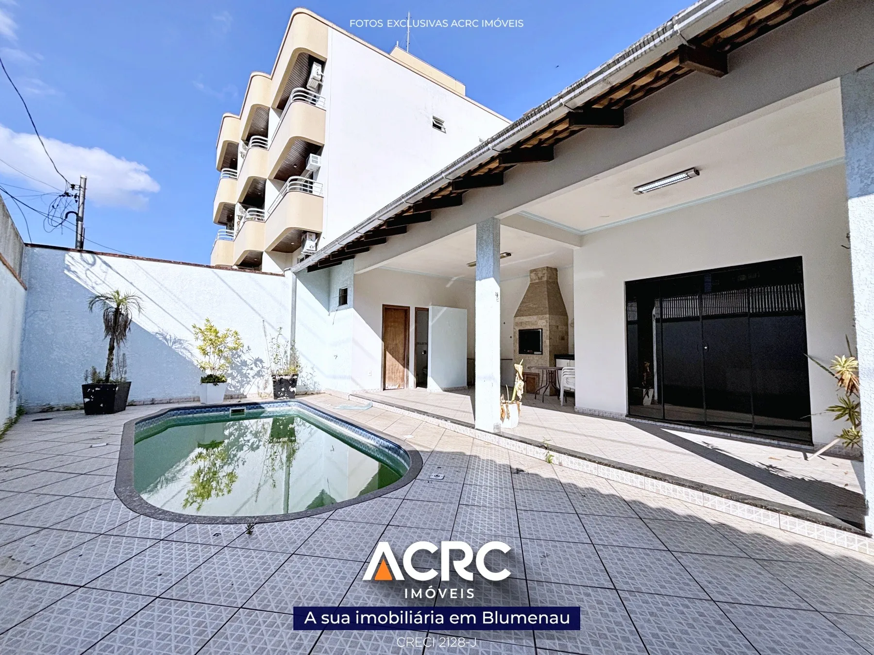 ACRC Imóveis - CA03400 - Casa com piscina para Venda no Bairro Garcia - foto 1