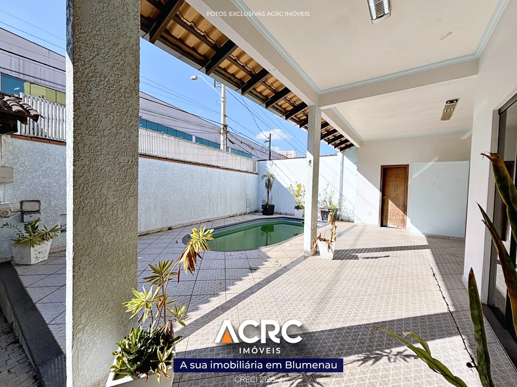 ACRC Imóveis - CA03400 - Casa com piscina para Venda no Bairro Garcia — foto 2