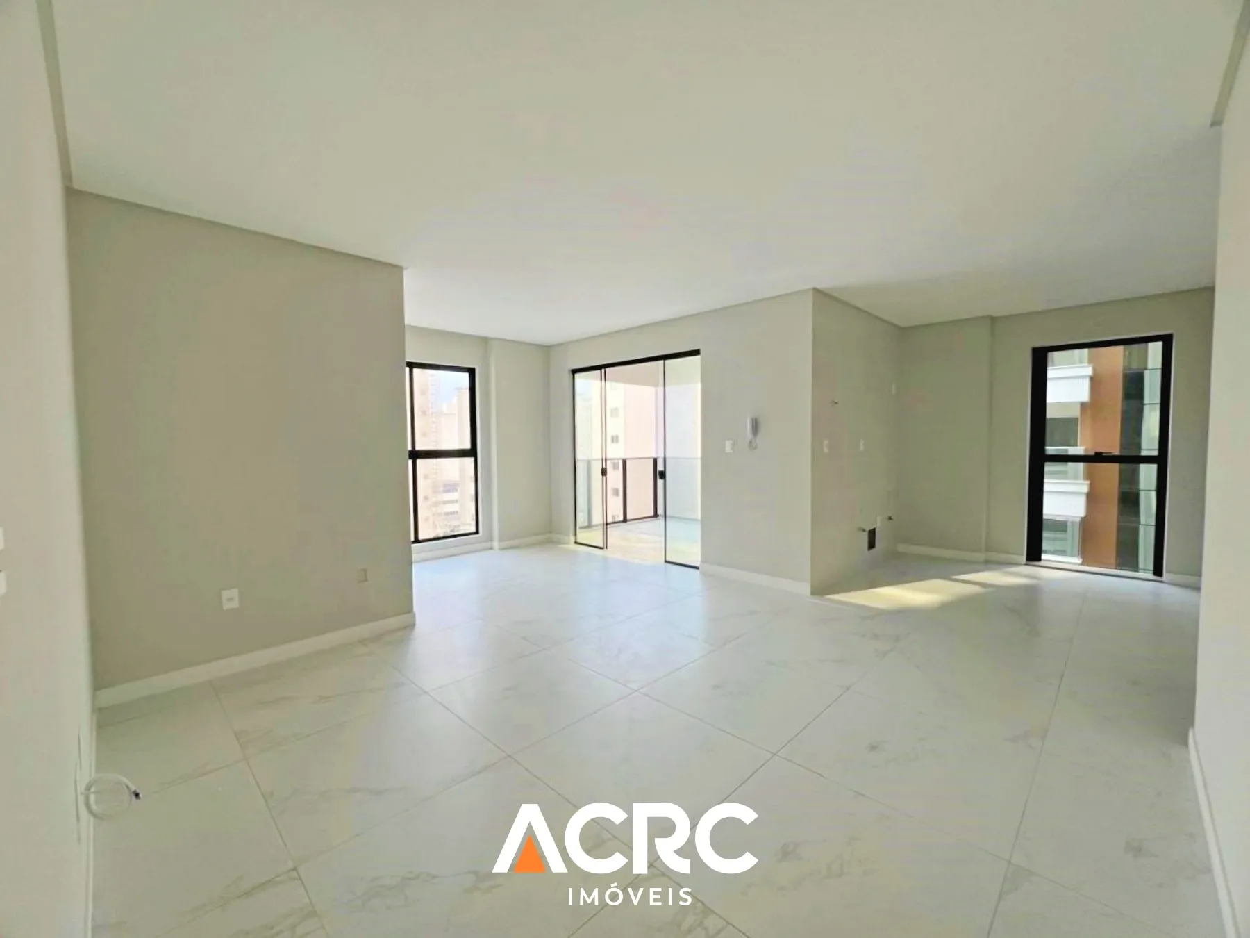 ACRC Imóveis - Apartamento para Venda em Itapema no Bairro Meia Praia. - foto 1