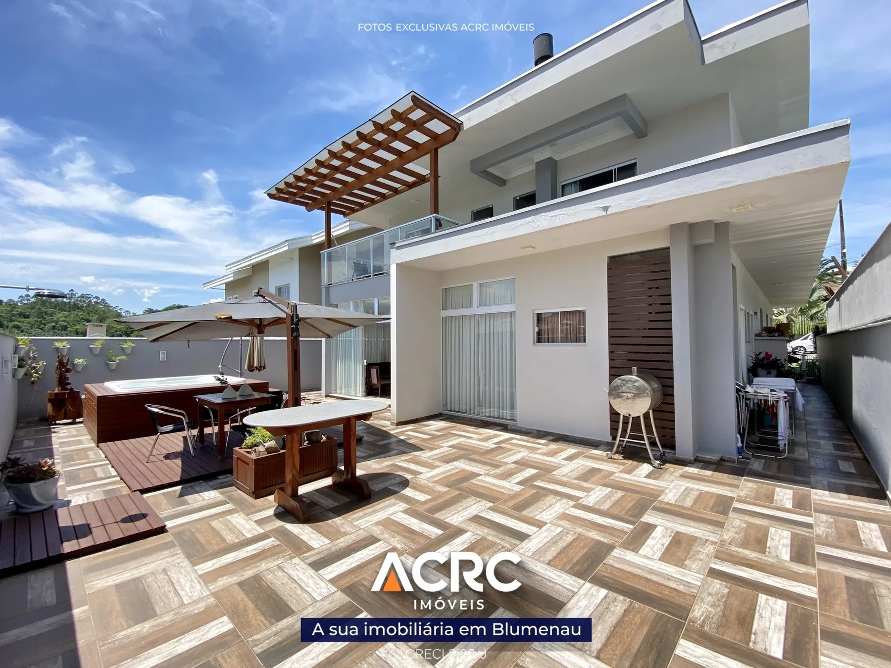 ACRC Imóveis - CA02837 - Belíssima casa mobiliada com piscina privativa para Venda no Bairro Itoupava Central - foto 1