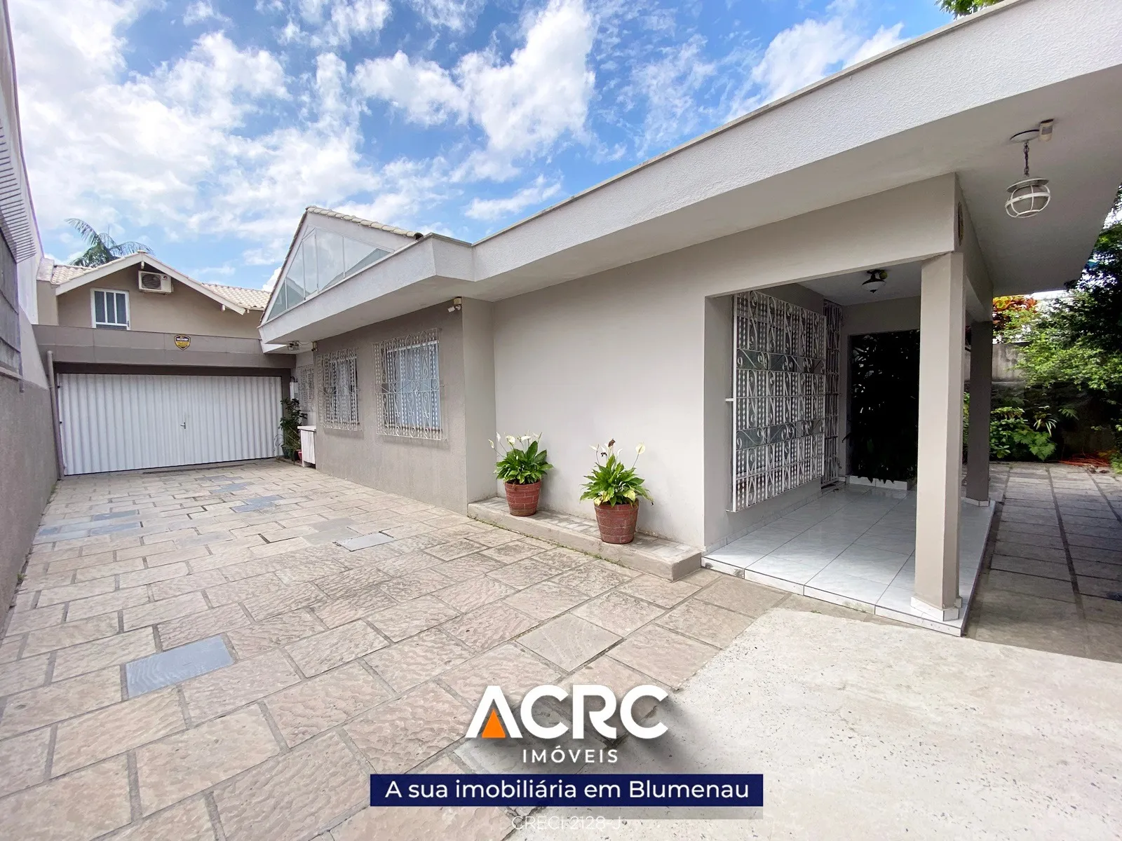 Casa em localização de fácil acesso a centro e com ambientes amplos, mais uma oferta ACRC Imóveis. - foto 1