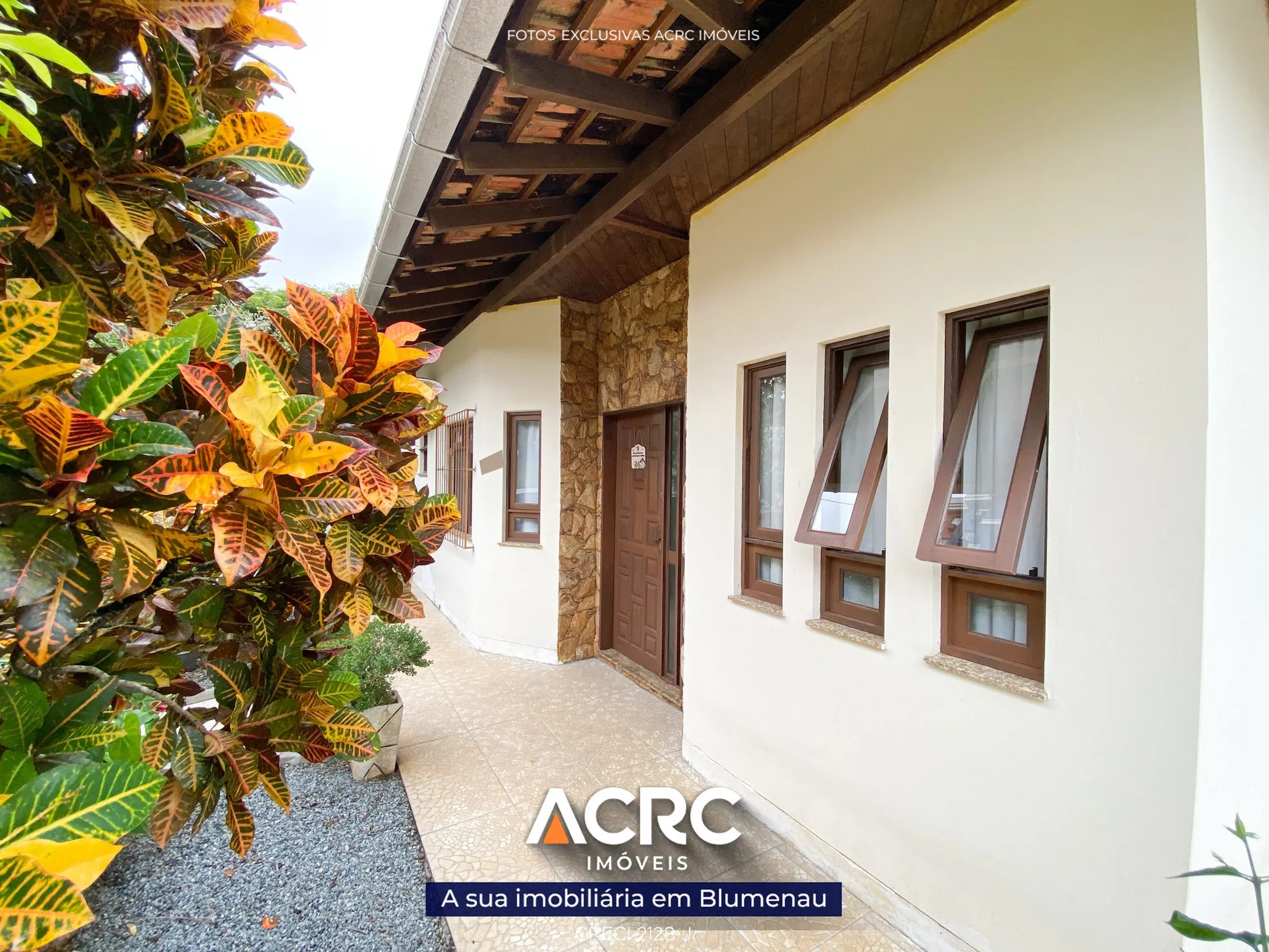 ACRC Imóveis - Casa à venda com 05 dormitórios sendo 01 suíte e 04 banheiros - foto 1