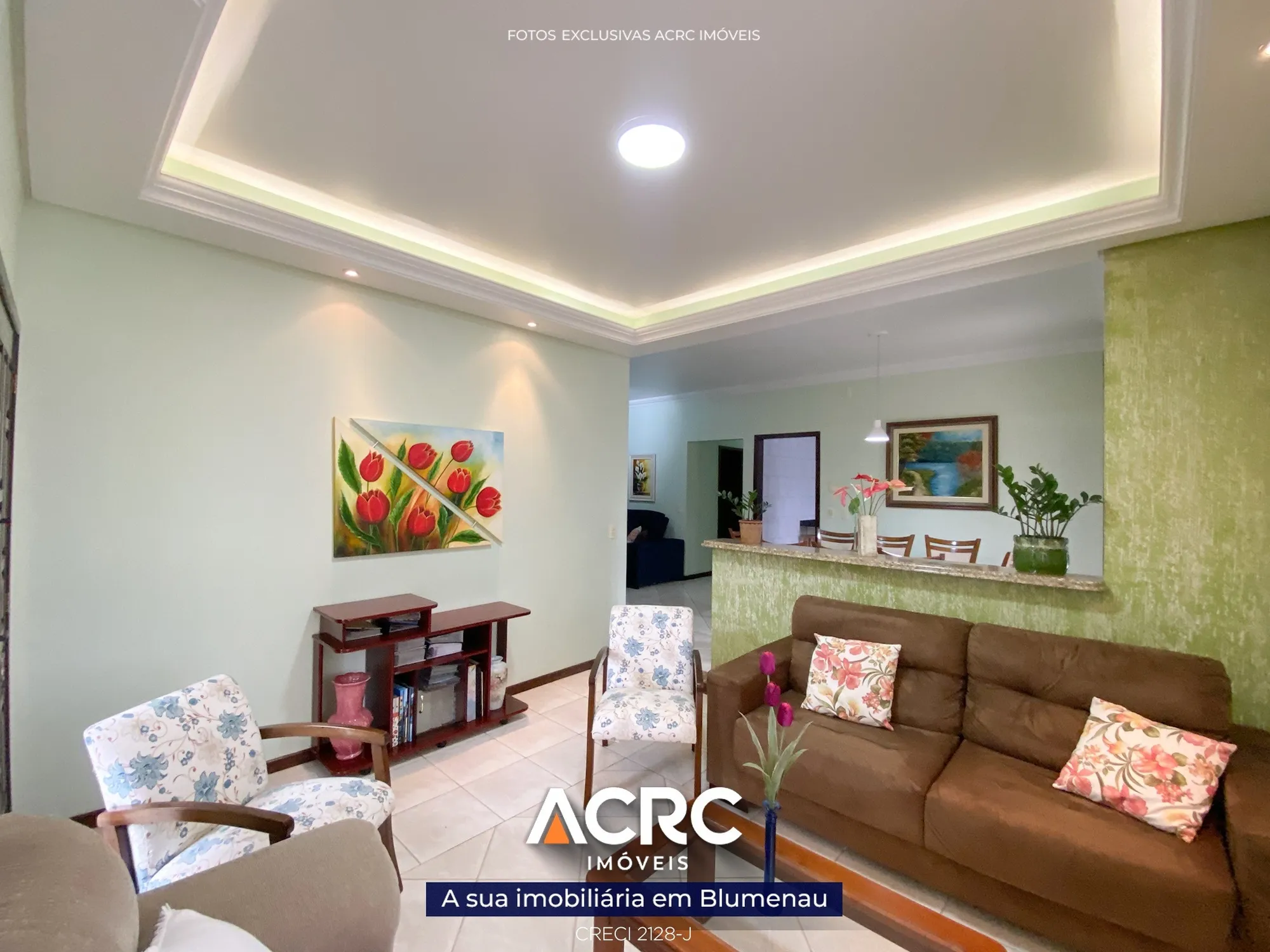 ACRC Imóveis - Casa à venda com 05 dormitórios sendo 01 suíte e 04 banheiros — foto 2