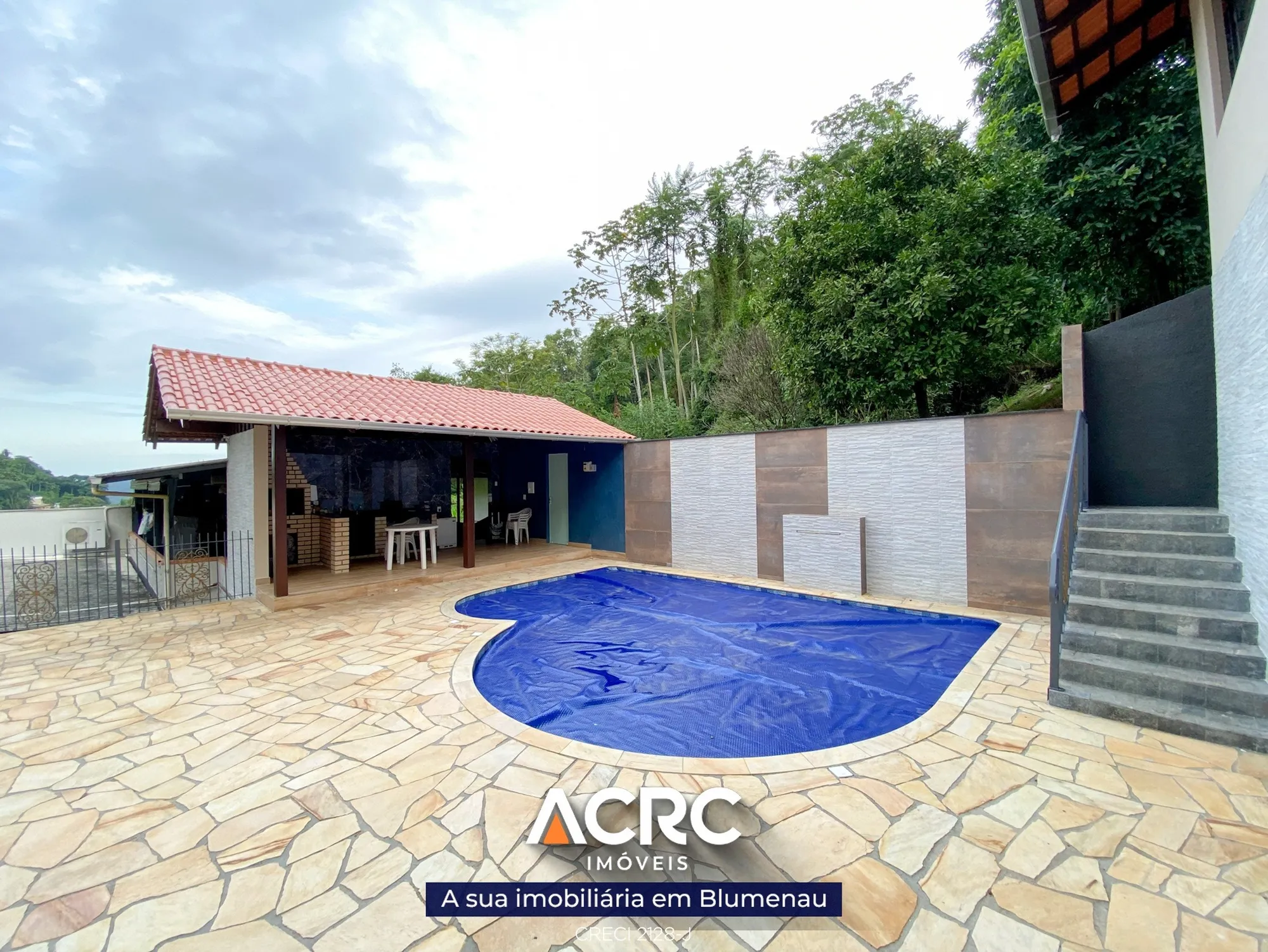Casa · à venda · 3 quartos · 233m² · Velha Central, Blumenau