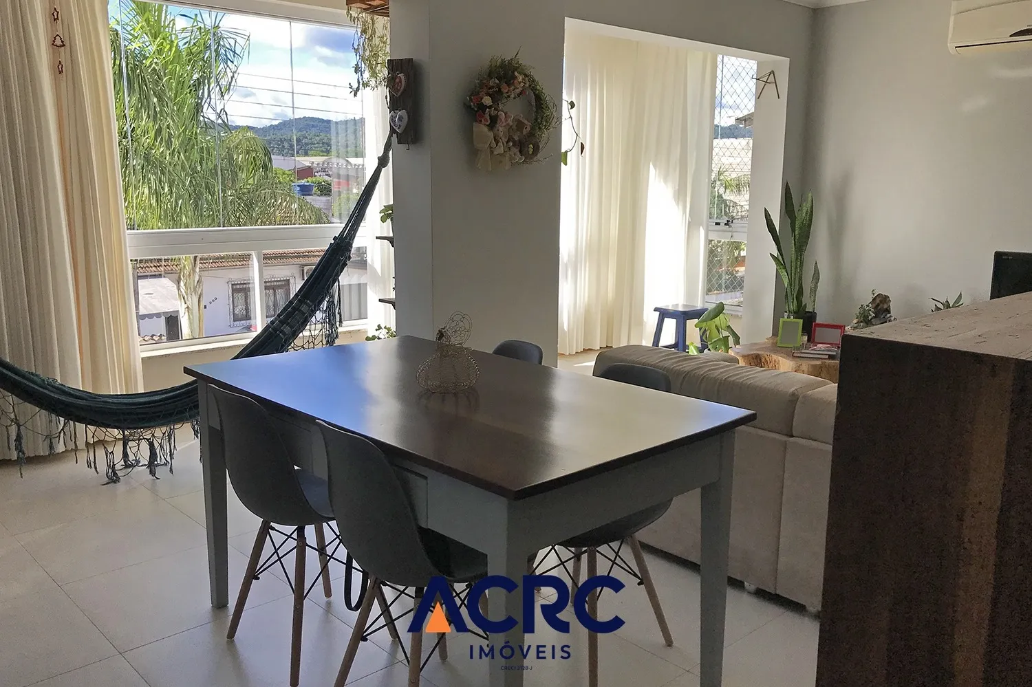 ACRC Imóveis - Apartamento semimobiliado com sacada integrada e churrasqueira para venda no Bairro Bela Vista - foto 1