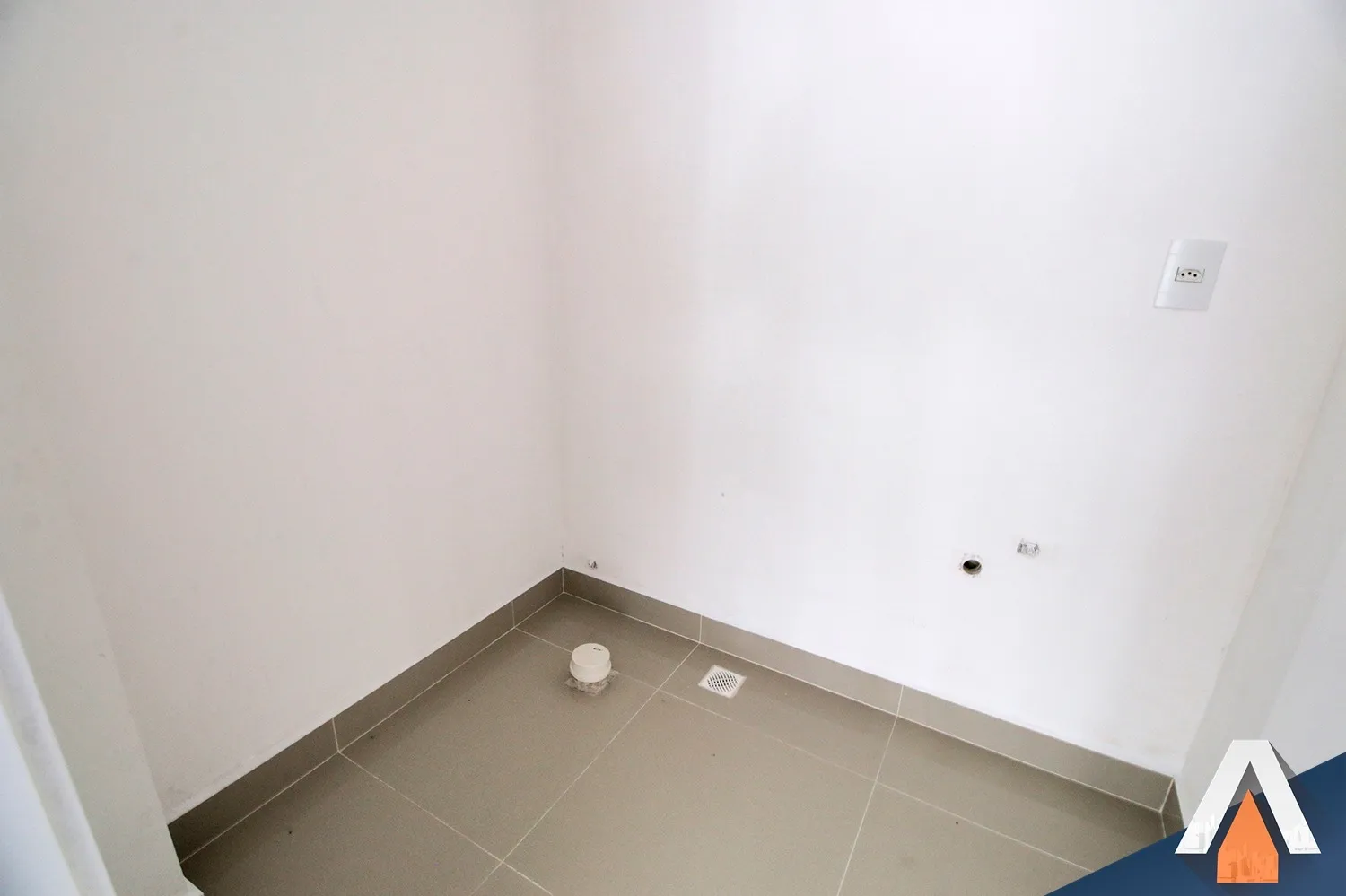 ACRC IMÓVEIS - Oportunidade de alugar sala comercial NOVA, no centro da cidade — foto 4