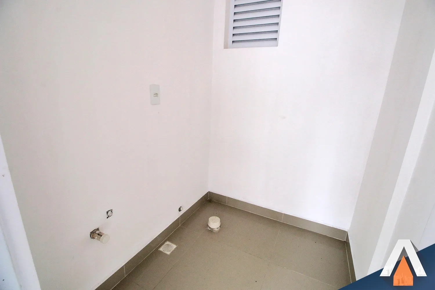 ACRC IMÓVEIS - Sala nova em localização privilegiada no centro e com 01 vaga de garagem — foto 4
