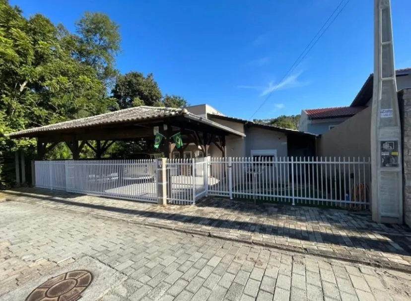 Casa com Área de festas, Piscina, em Rua Tranquila no Bairro Velha, Blumenau - foto 1
