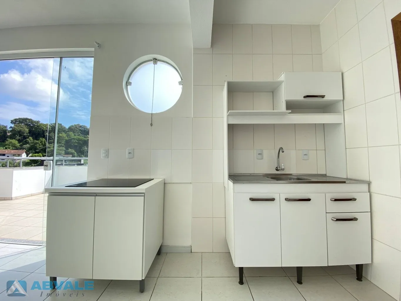 Apartamento para alugar no bairro Vila Nova em Blumenau, com 1 dormitório com ar-condicionado, amplo terraço com churrasqueira, 1 vaga coberta, em excelente localização e espaço privativo — foto 5