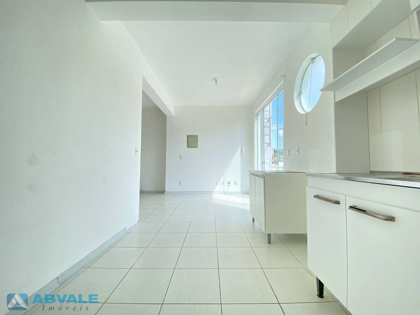 Apartamento para alugar no bairro Vila Nova em Blumenau, com 1 dormitório com ar-condicionado, amplo terraço com churrasqueira, 1 vaga coberta, em excelente localização e espaço privativo — foto 6