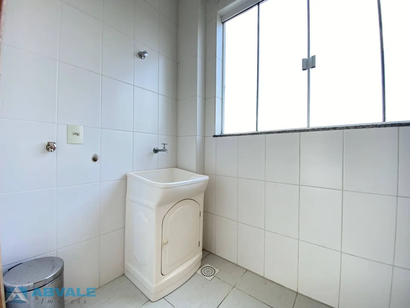 Apartamento para alugar no bairro Vila Nova em Blumenau, com 1 dormitório com ar-condicionado, amplo terraço com churrasqueira, 1 vaga coberta, em excelente localização e espaço privativo — foto 7