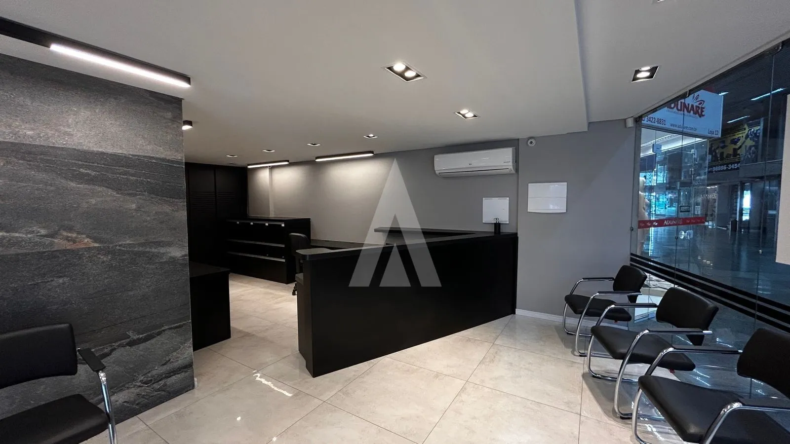 LOJA / SALA COMERCIAL COM 157,43 COM 4 SALAS, RECEPÇÃO, 3 LAVABOS, AMBIENTES CLIMATIZADOS NO BAIRRO CENTRO. — foto 2